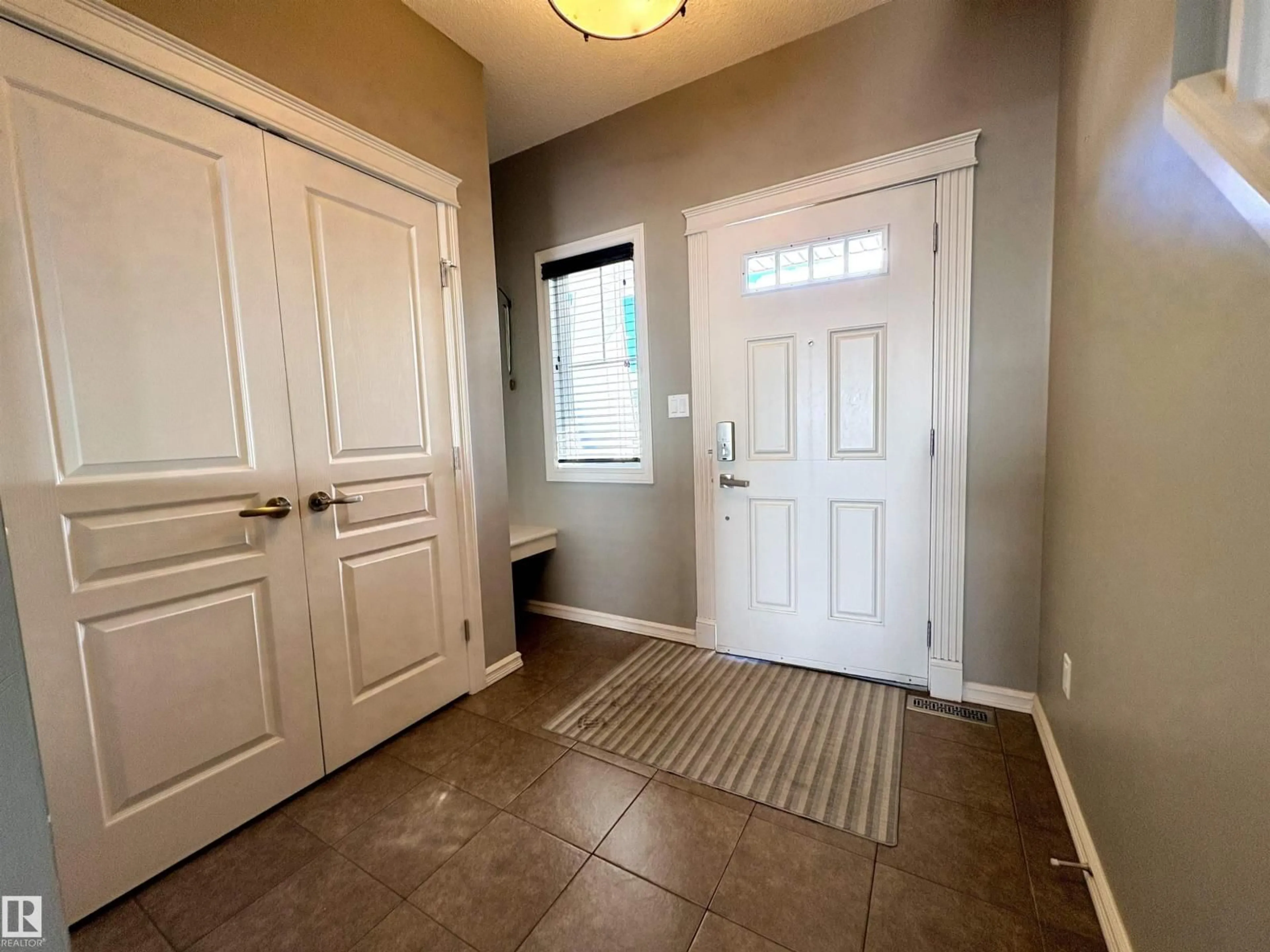 Indoor entryway for 21340 51 AV, Edmonton Alberta T6M0K7