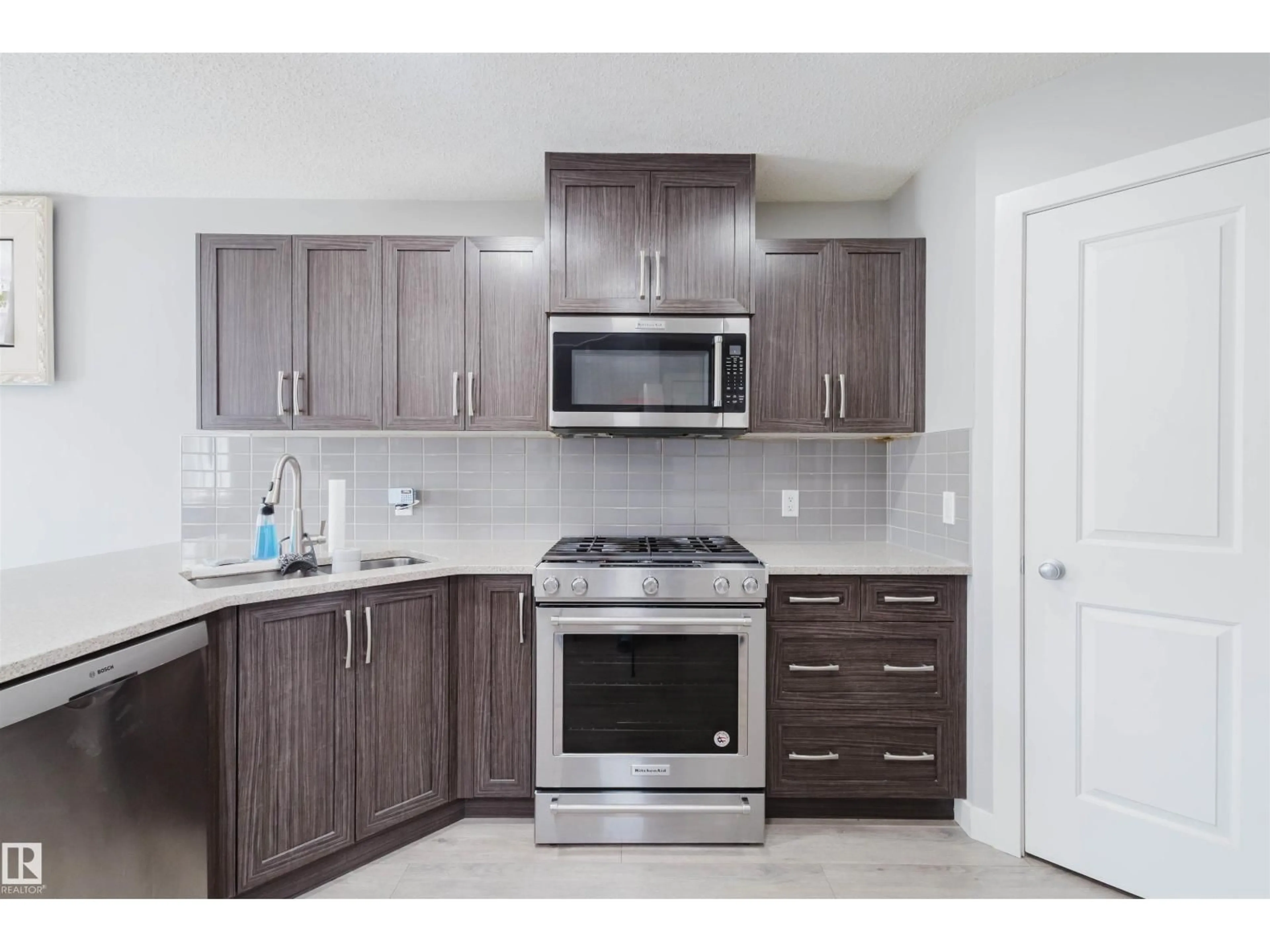 Standard kitchen, unknown for 1747 27 ST, Edmonton Alberta T6T2G5
