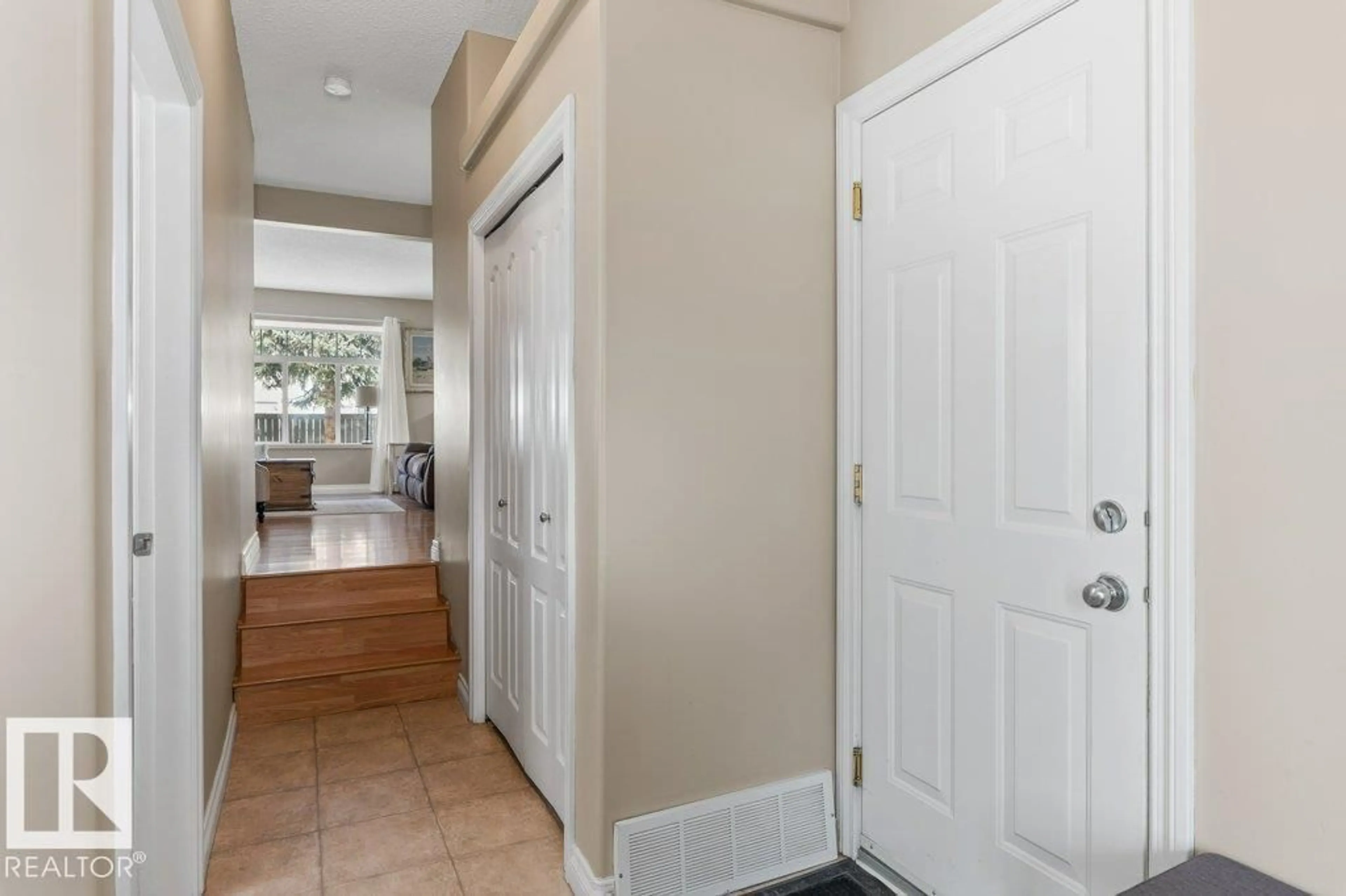 Indoor entryway for 35 200 ERIN RIDGE DR, St. Albert Alberta T8N7E2