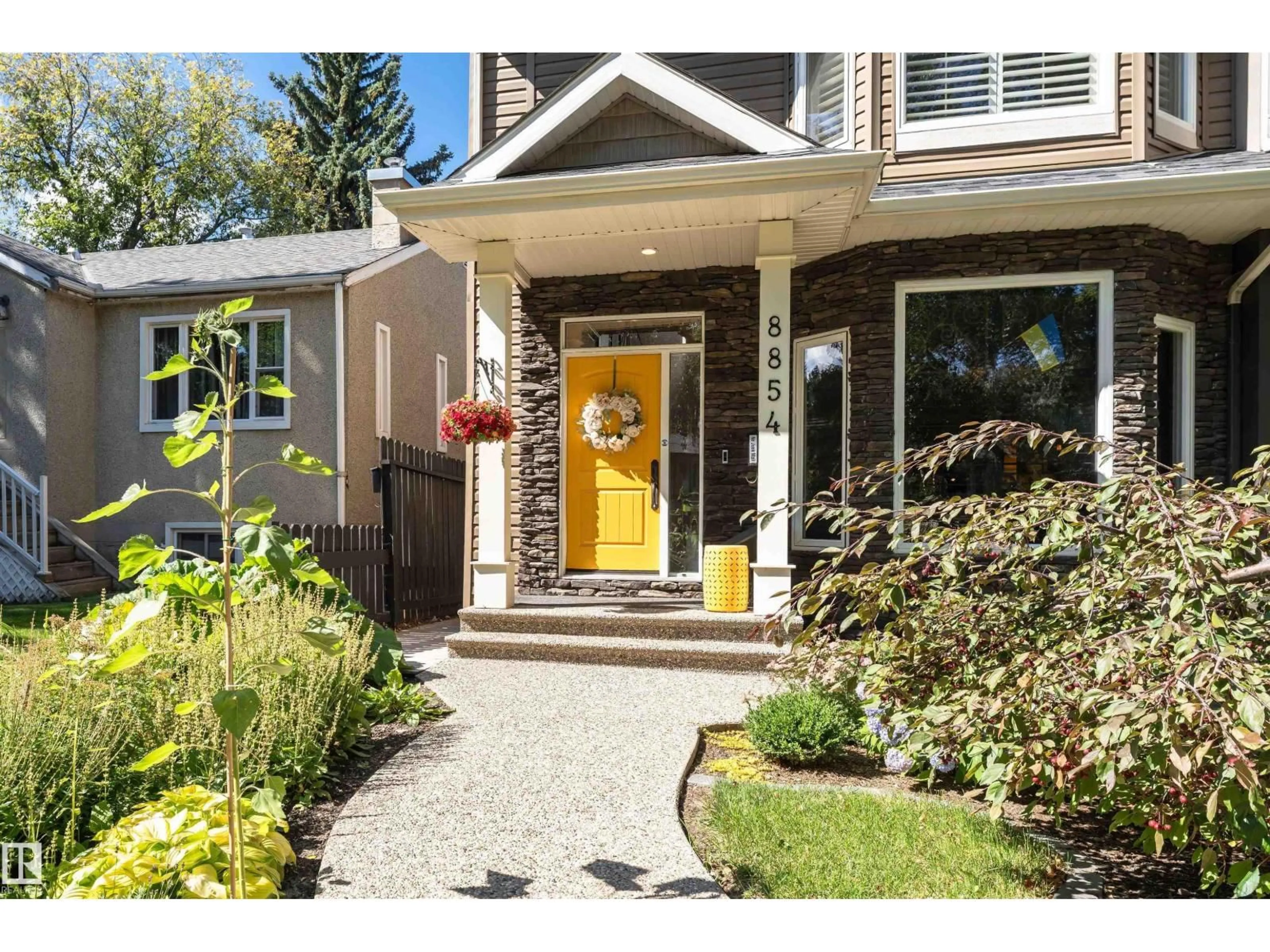 Indoor entryway for 8854 89 ST, Edmonton Alberta T6C3K6