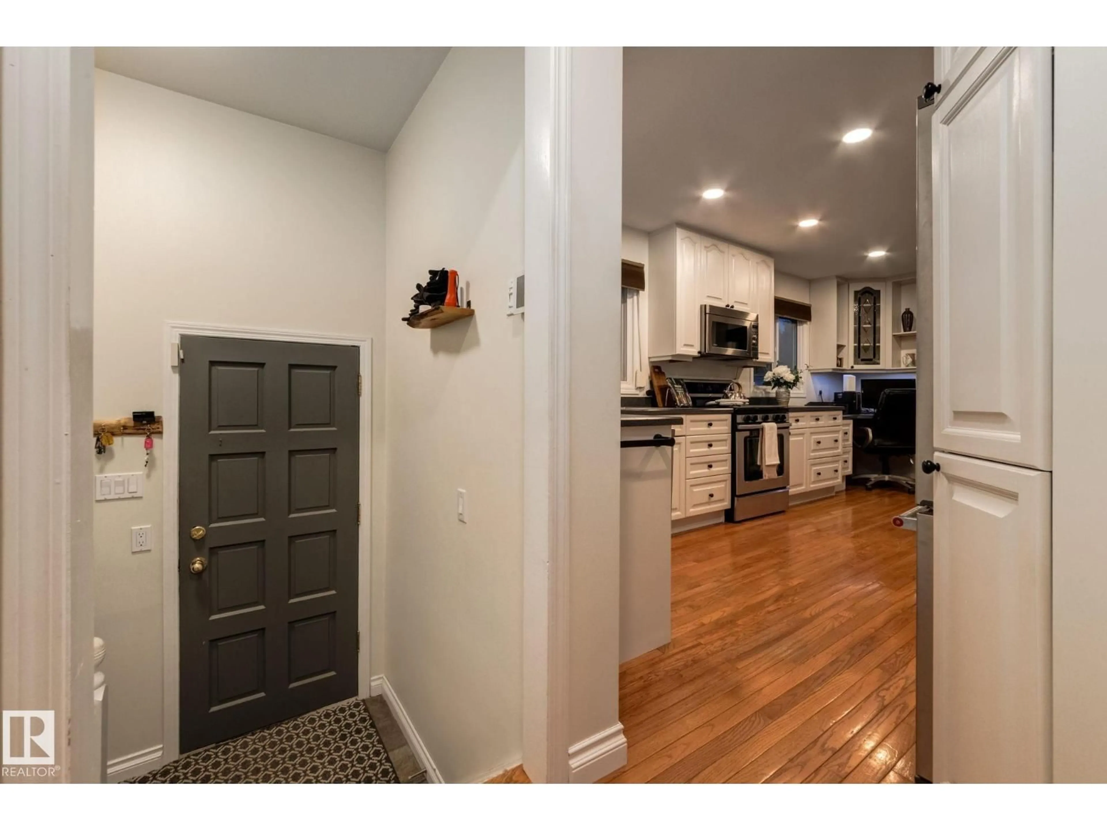 Indoor entryway for 193 - 52310 RGE ROAD 232, Rural Strathcona County Alberta T8B1C2