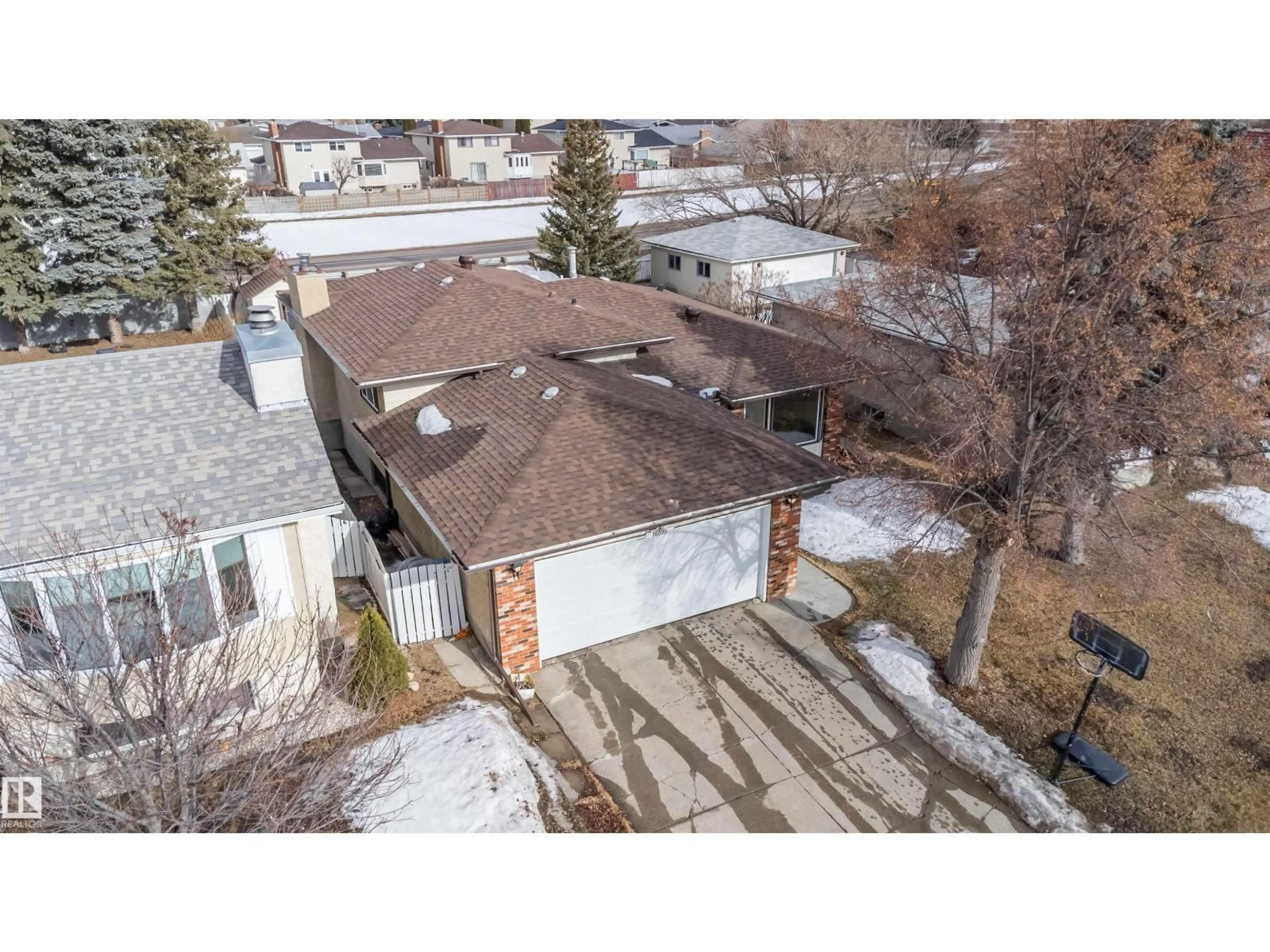 A pic from outside/outdoor area/front of a property/back of a property/a pic from drone, street for 16515 113 ST, Edmonton Alberta T5X4T2