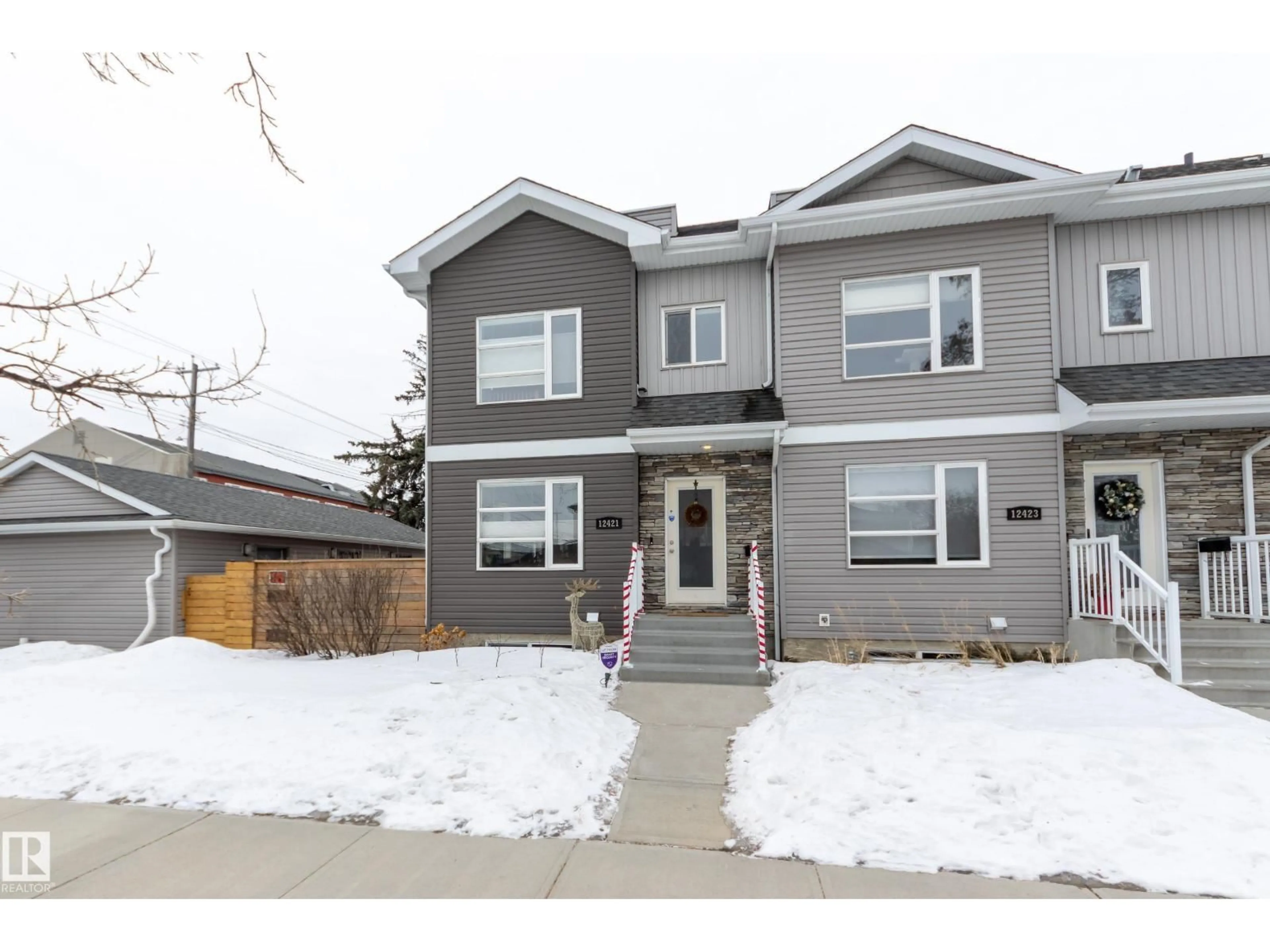 Home with vinyl exterior material, street for 12421 115 AV, Edmonton Alberta T5M2Z9
