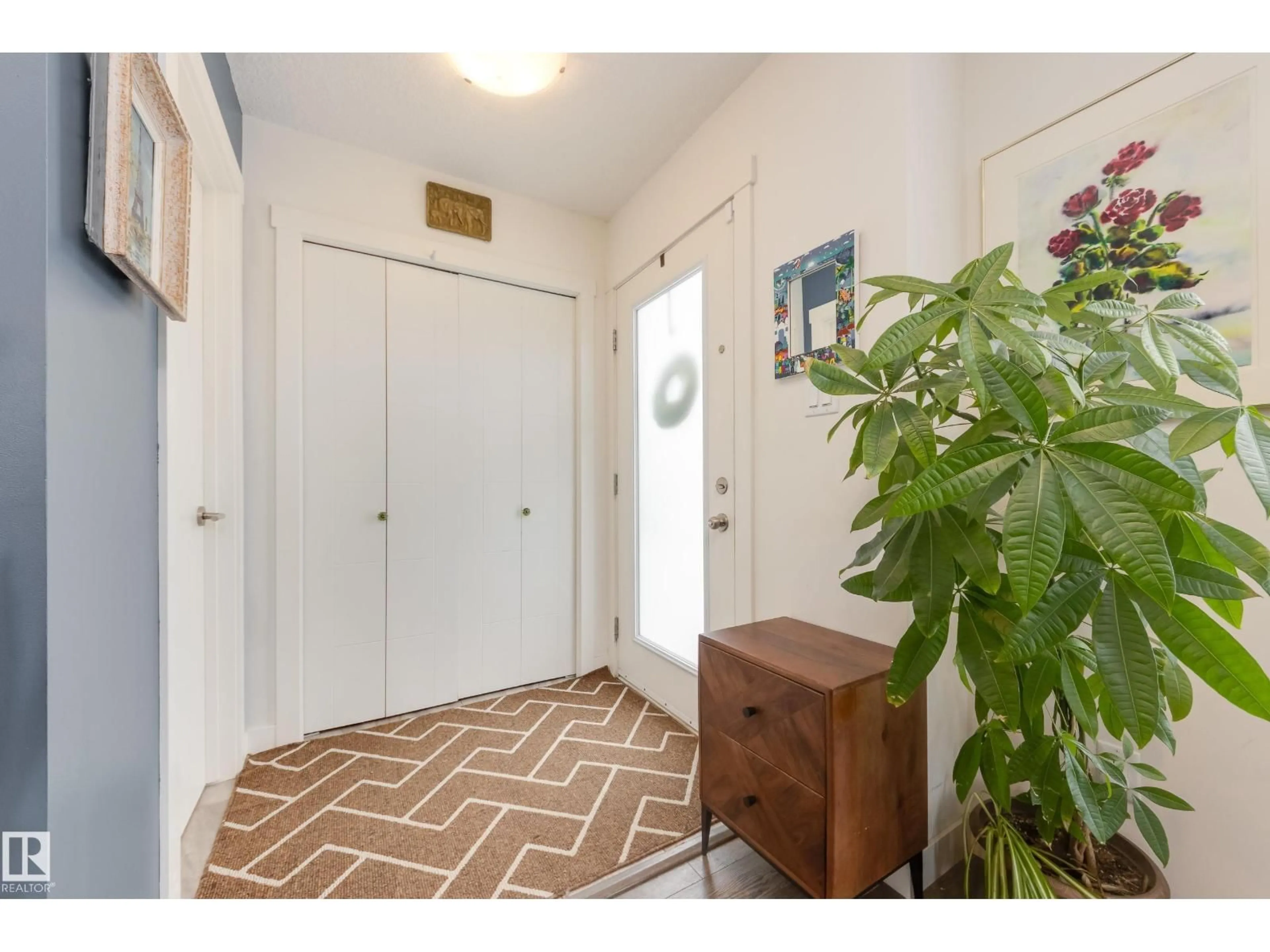 Indoor entryway for 12421 115 AV, Edmonton Alberta T5M2Z9