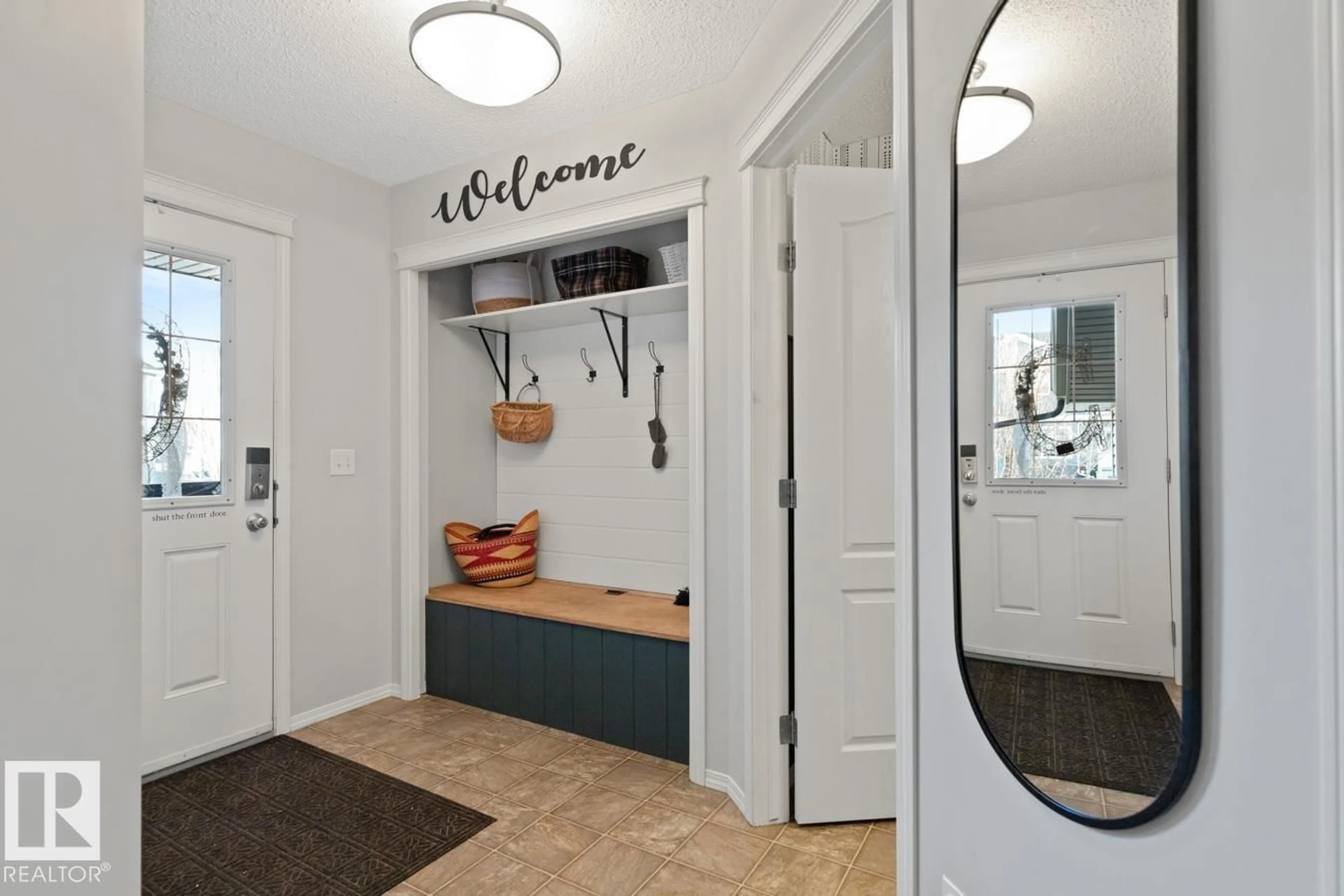 Indoor entryway for 3124 16 AV, Edmonton Alberta T6T0T8