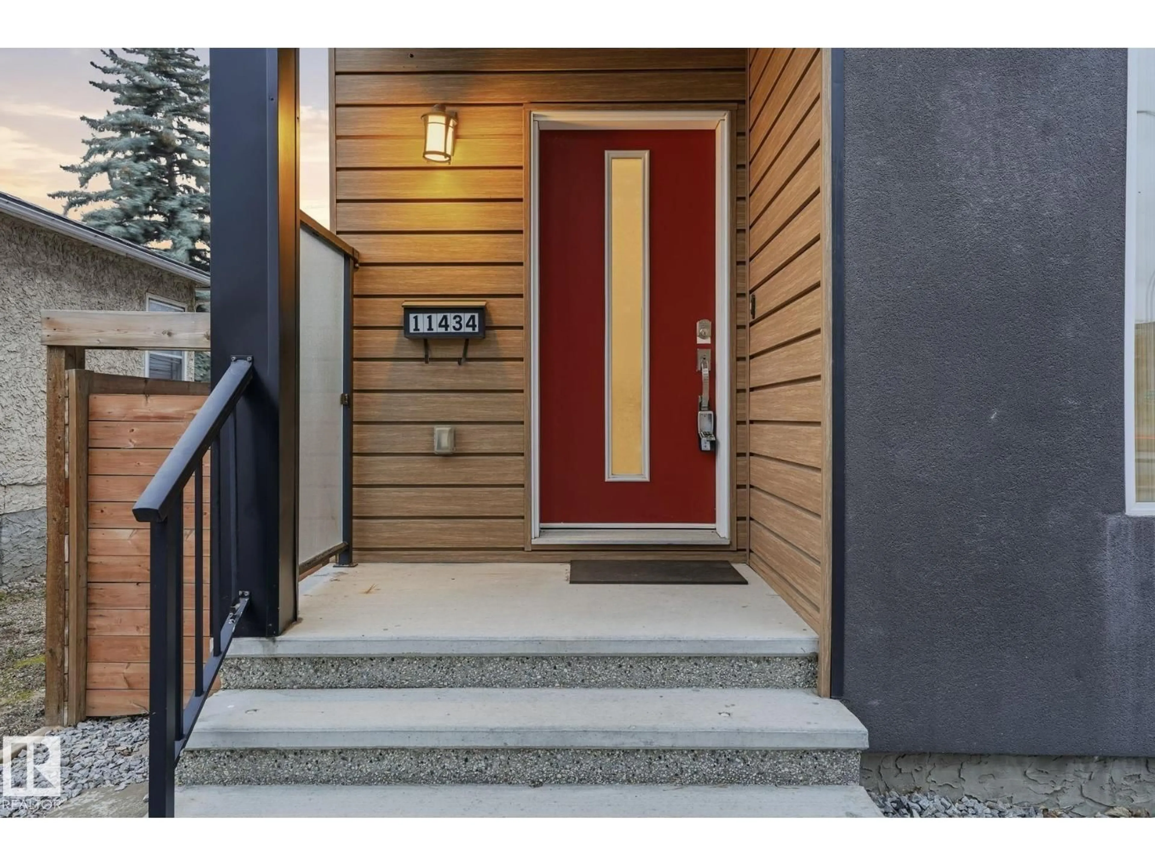 Indoor entryway for 11434 71 AV, Edmonton Alberta T6G0A7