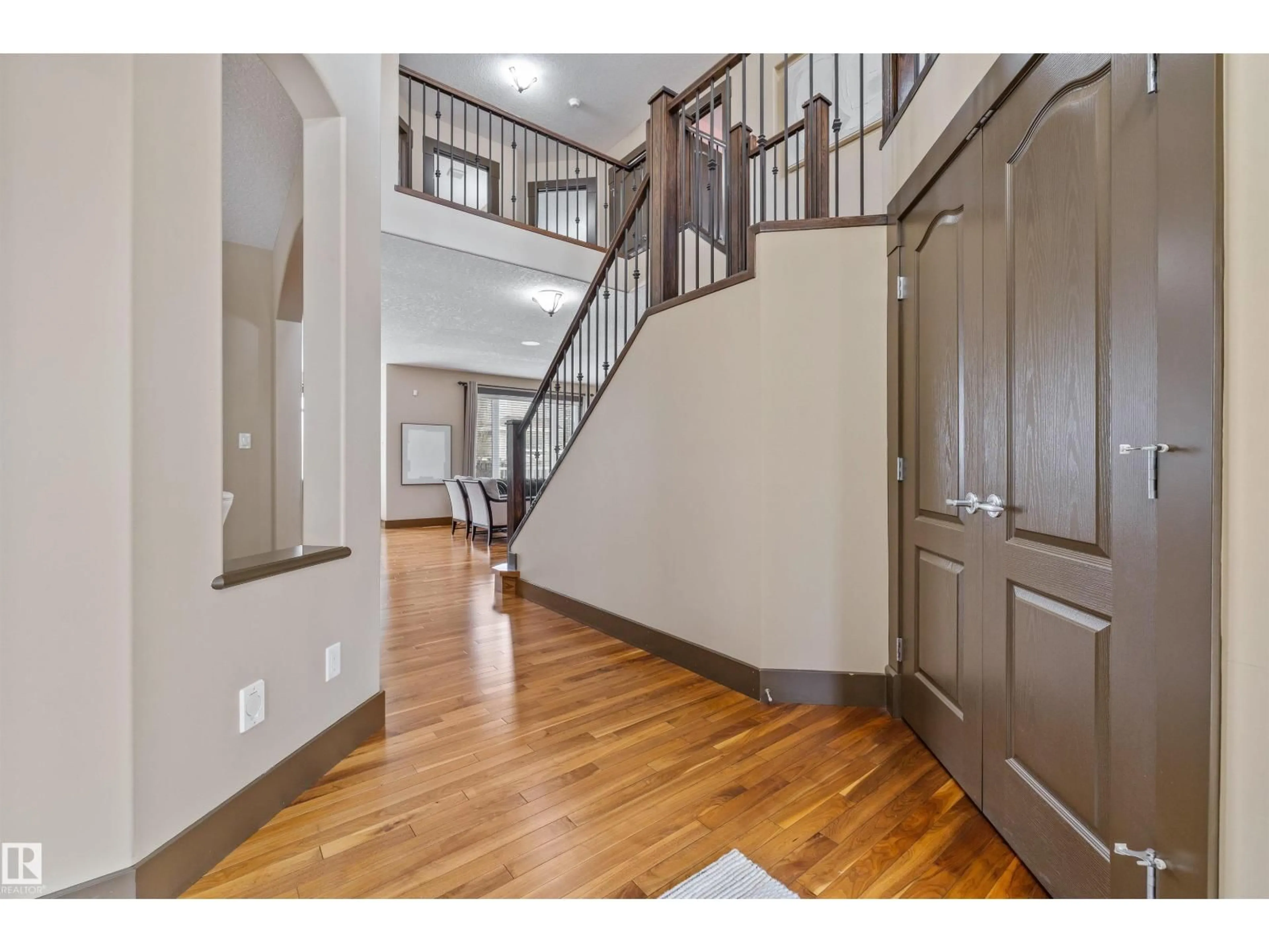 Indoor entryway for 1014 HOPE RD, Edmonton Alberta T6M3A1