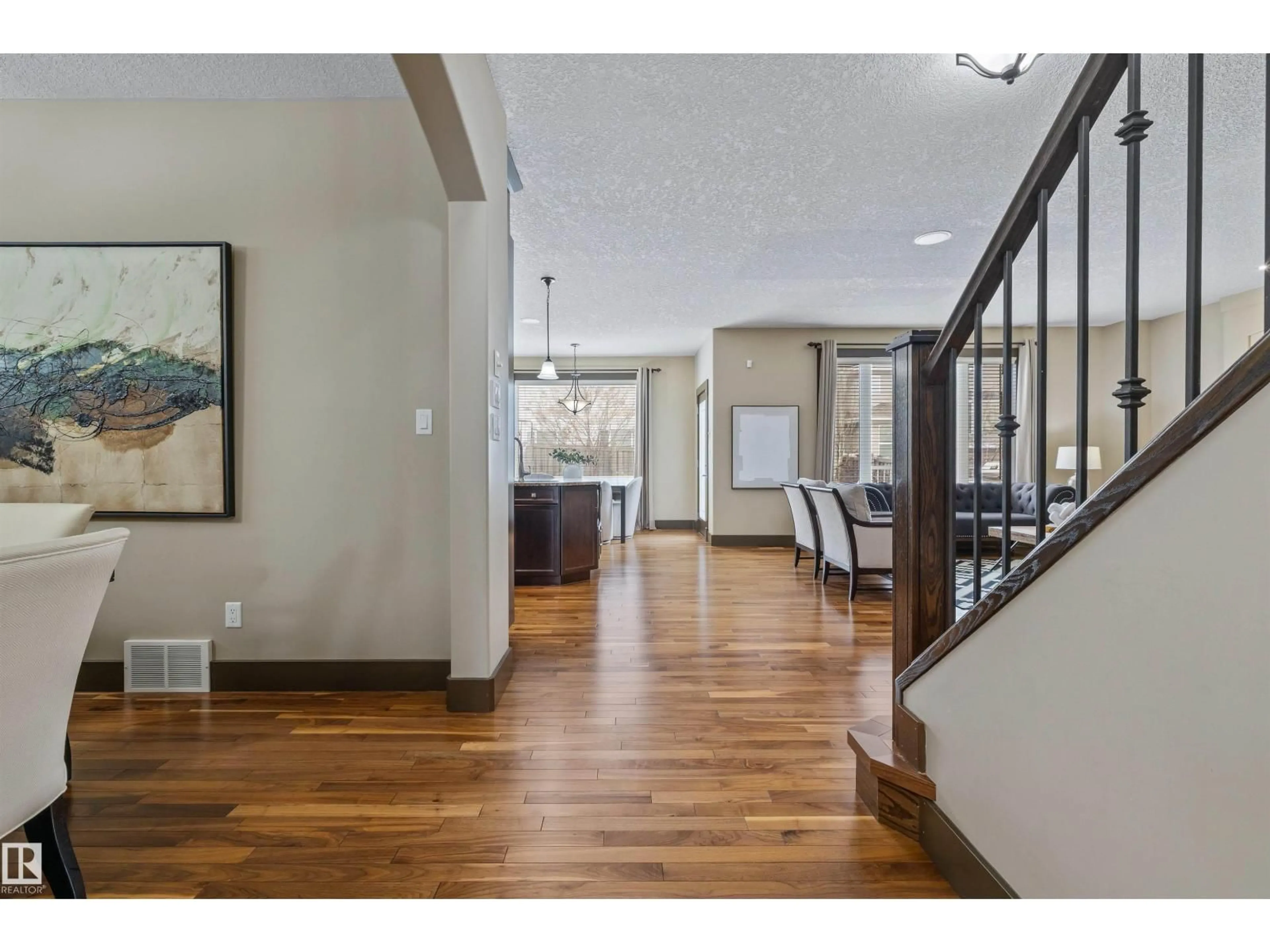 Indoor foyer for 1014 HOPE RD, Edmonton Alberta T6M3A1