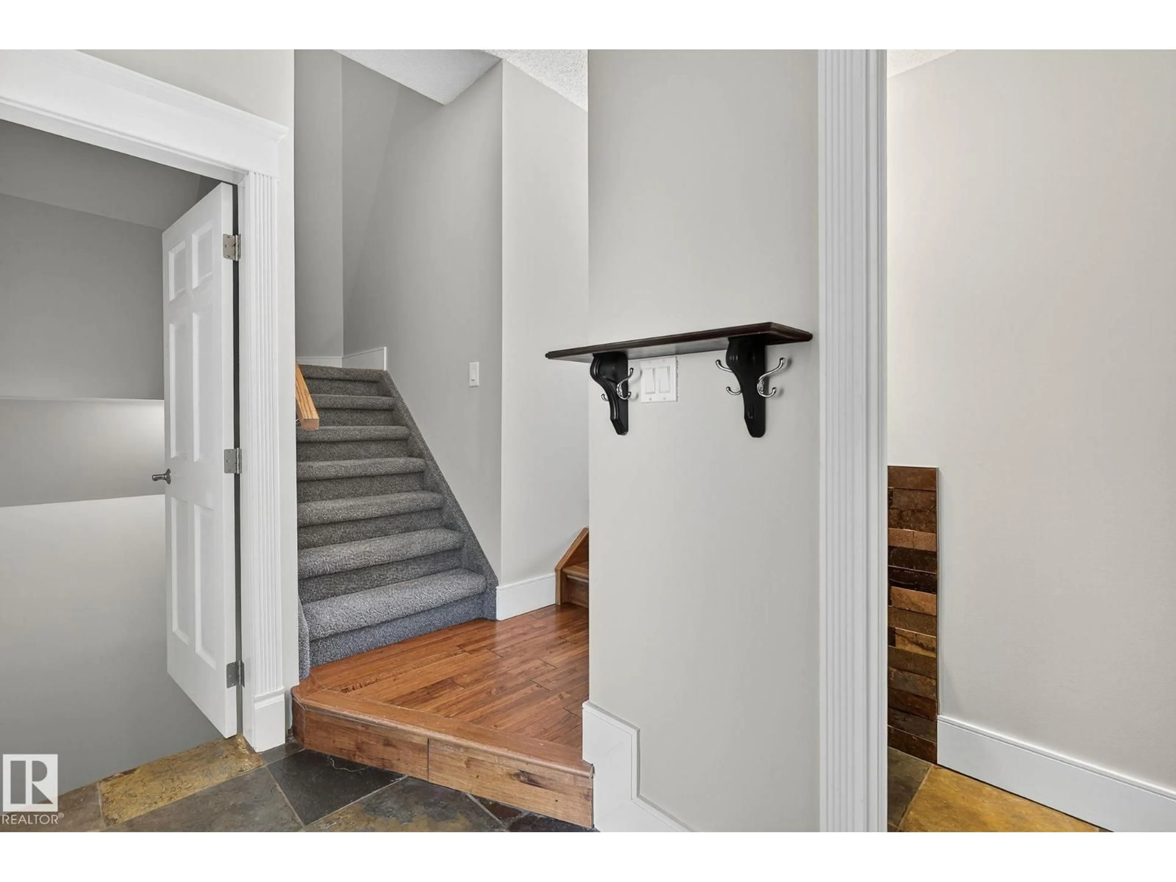 Indoor entryway for 146 CALLINGWOOD PL, Edmonton Alberta T5T8C6