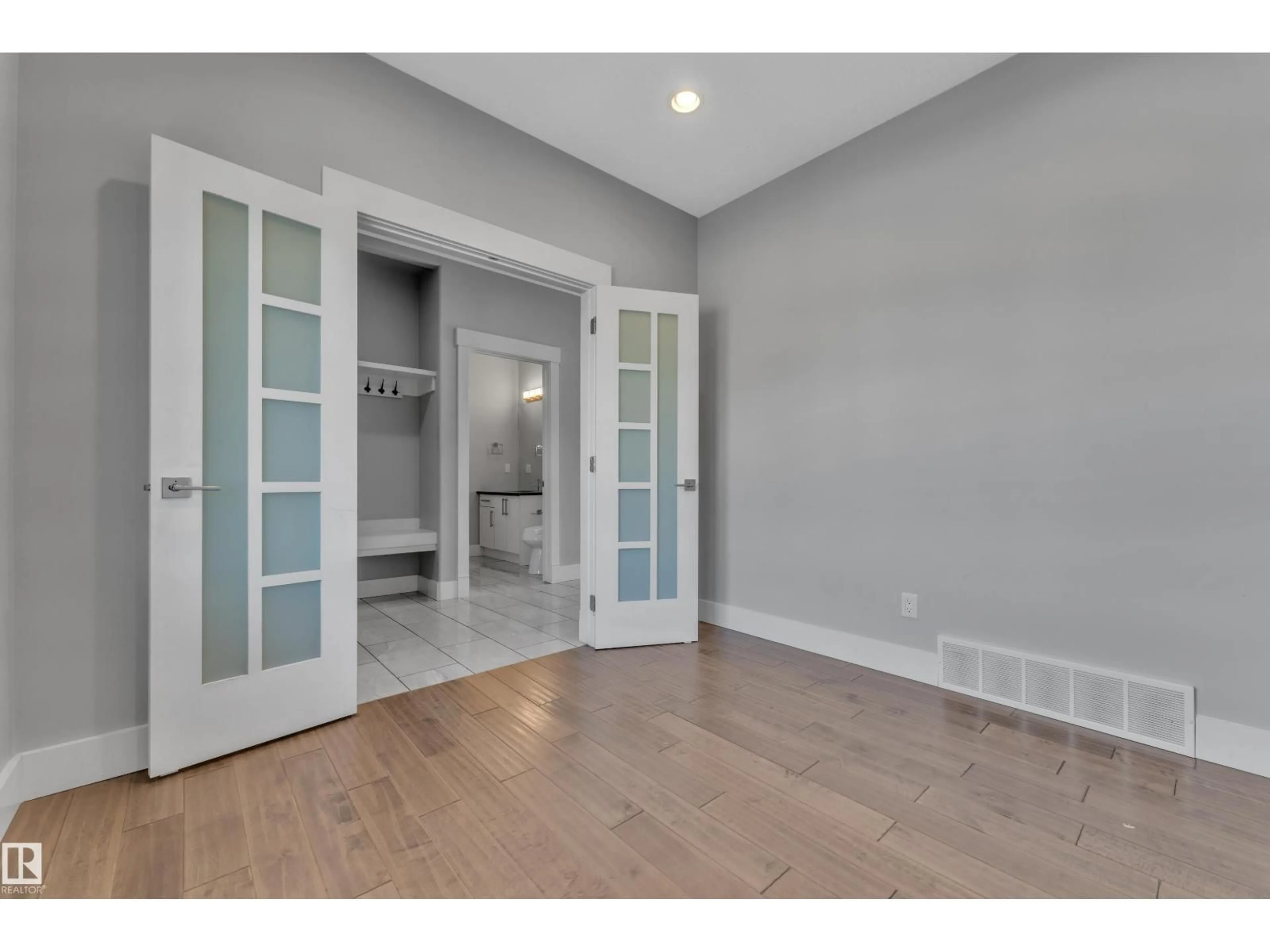Indoor entryway for 2615 21 AV, Edmonton Alberta T6T0Y6