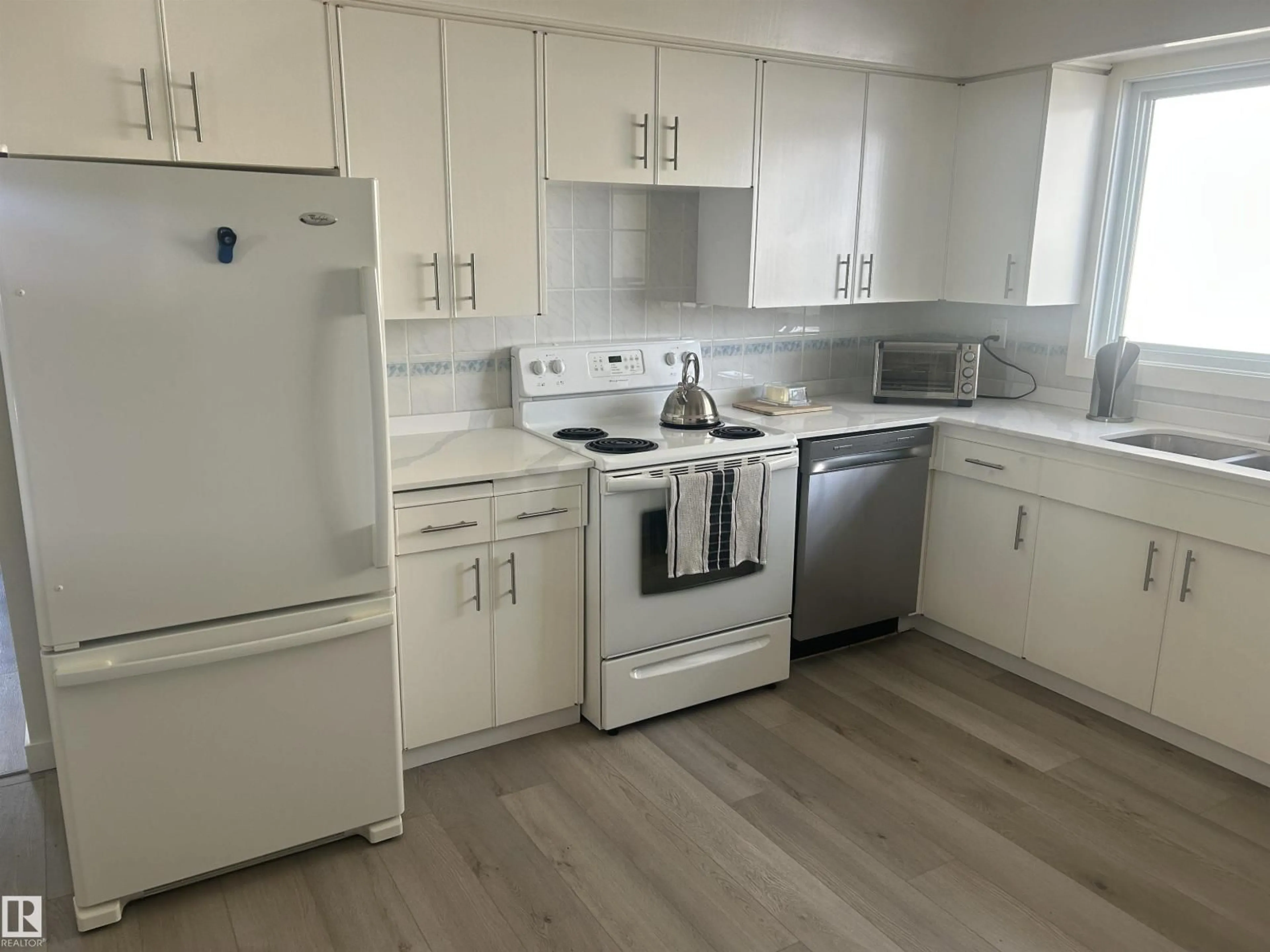 Standard kitchen, wood/laminate floor for NW - 14911 77 ST, Edmonton Alberta T5C1E9