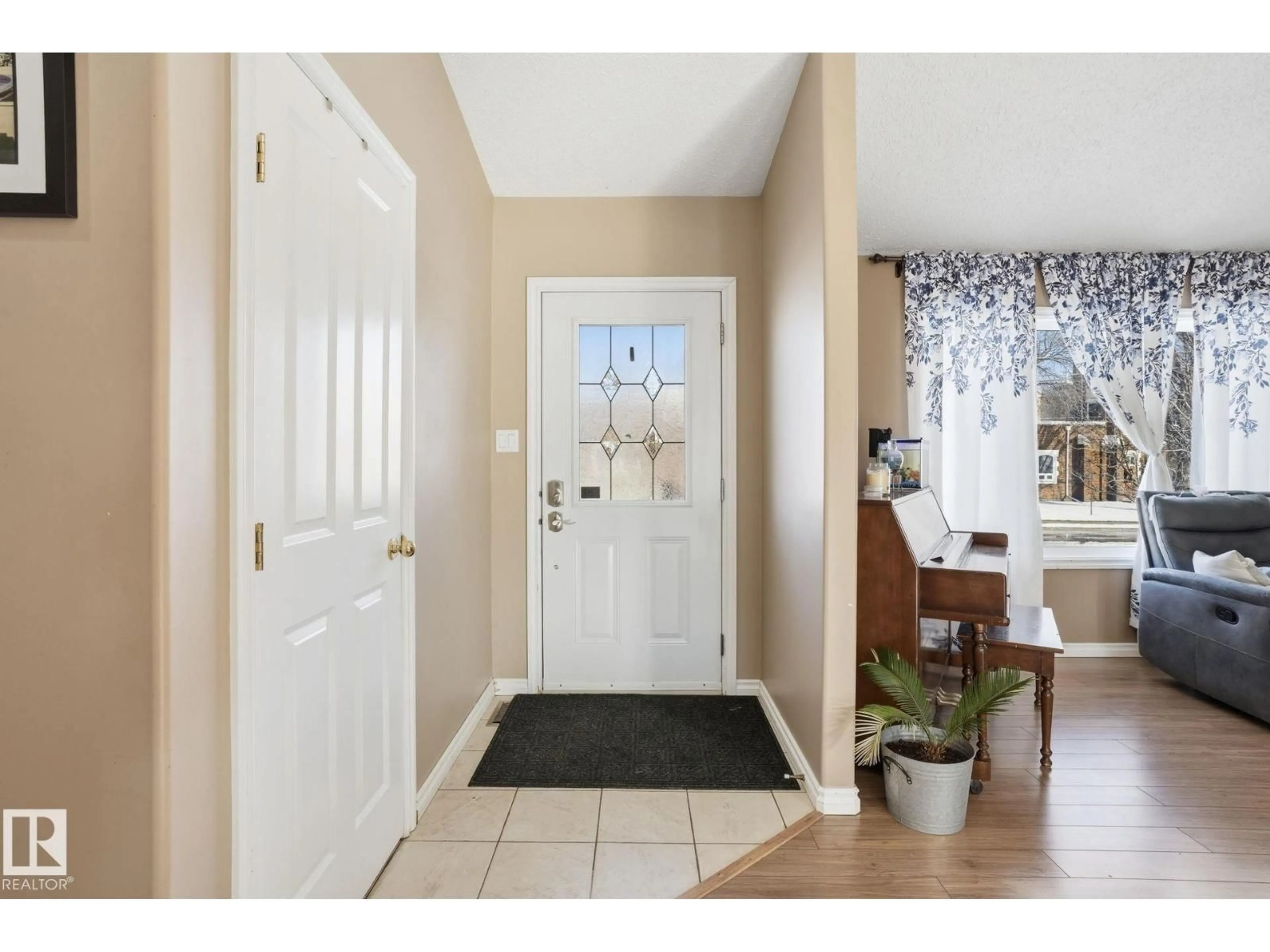 Indoor entryway for 5016 46 ST, Legal Alberta T0G1L0