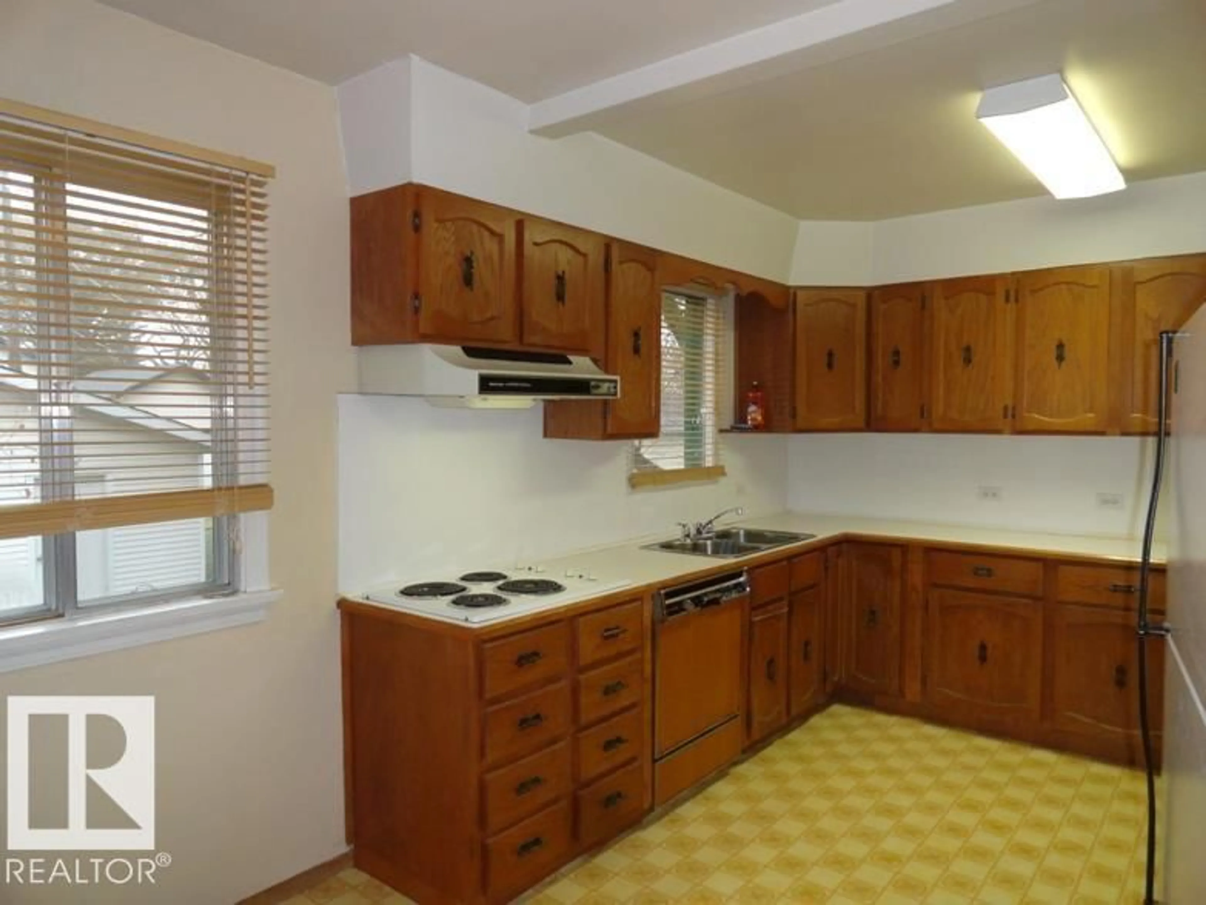 Standard kitchen, unknown for 10960 74 AV, Edmonton Alberta T6G0E6