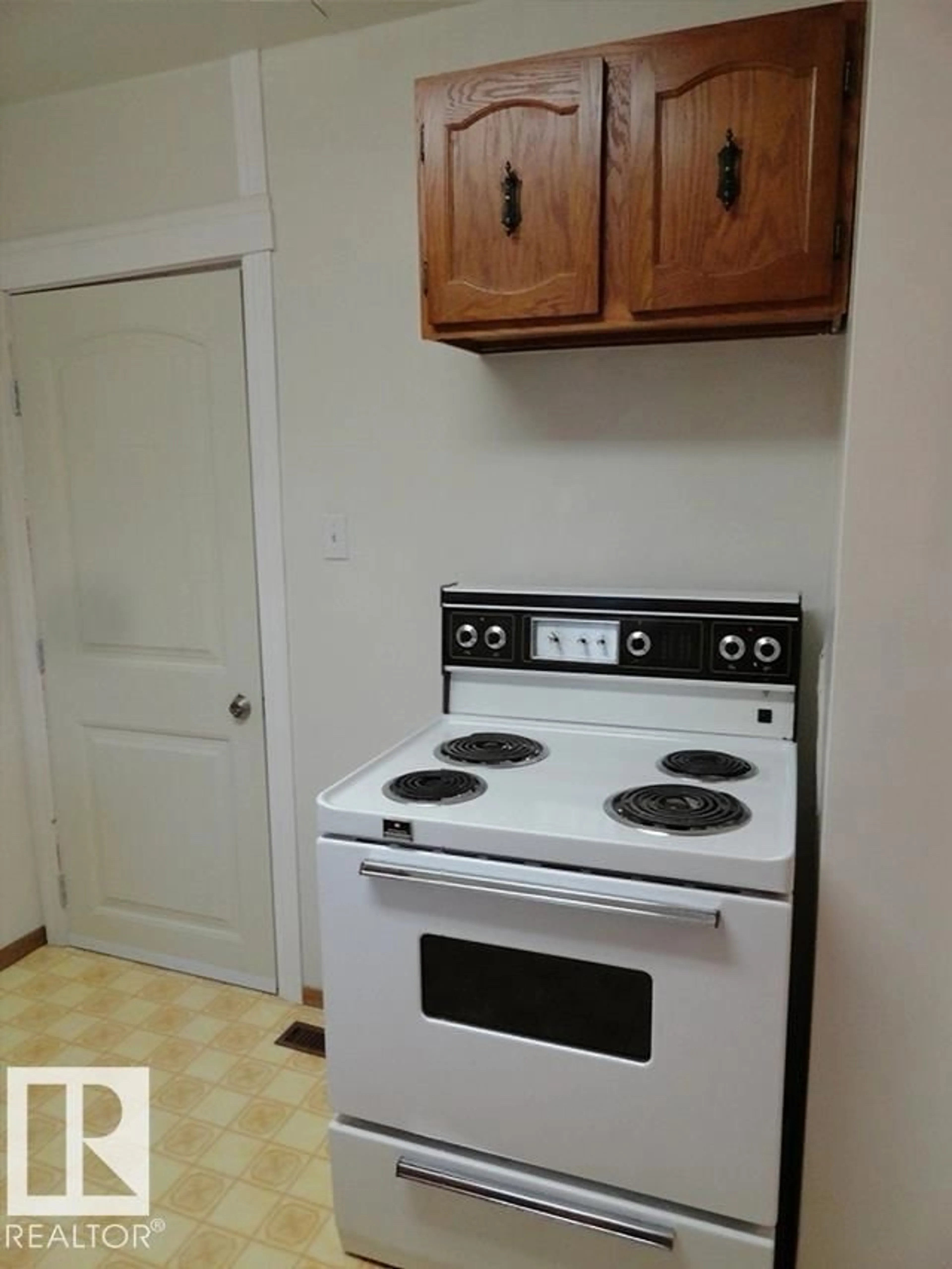 Standard kitchen, unknown for 10960 74 AV, Edmonton Alberta T6G0E6