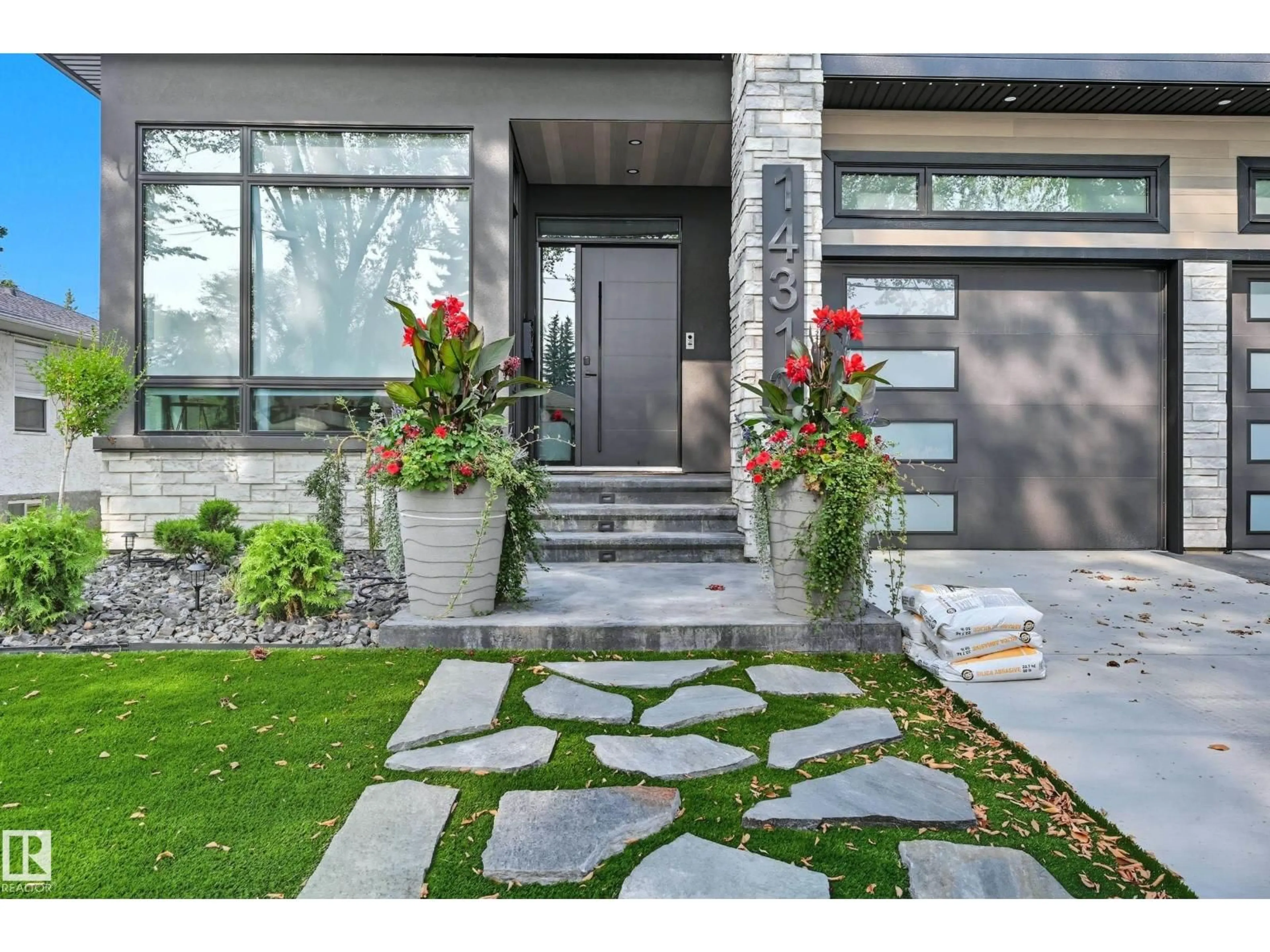 Indoor entryway for 14312 92A AV, Edmonton Alberta T5R5E2