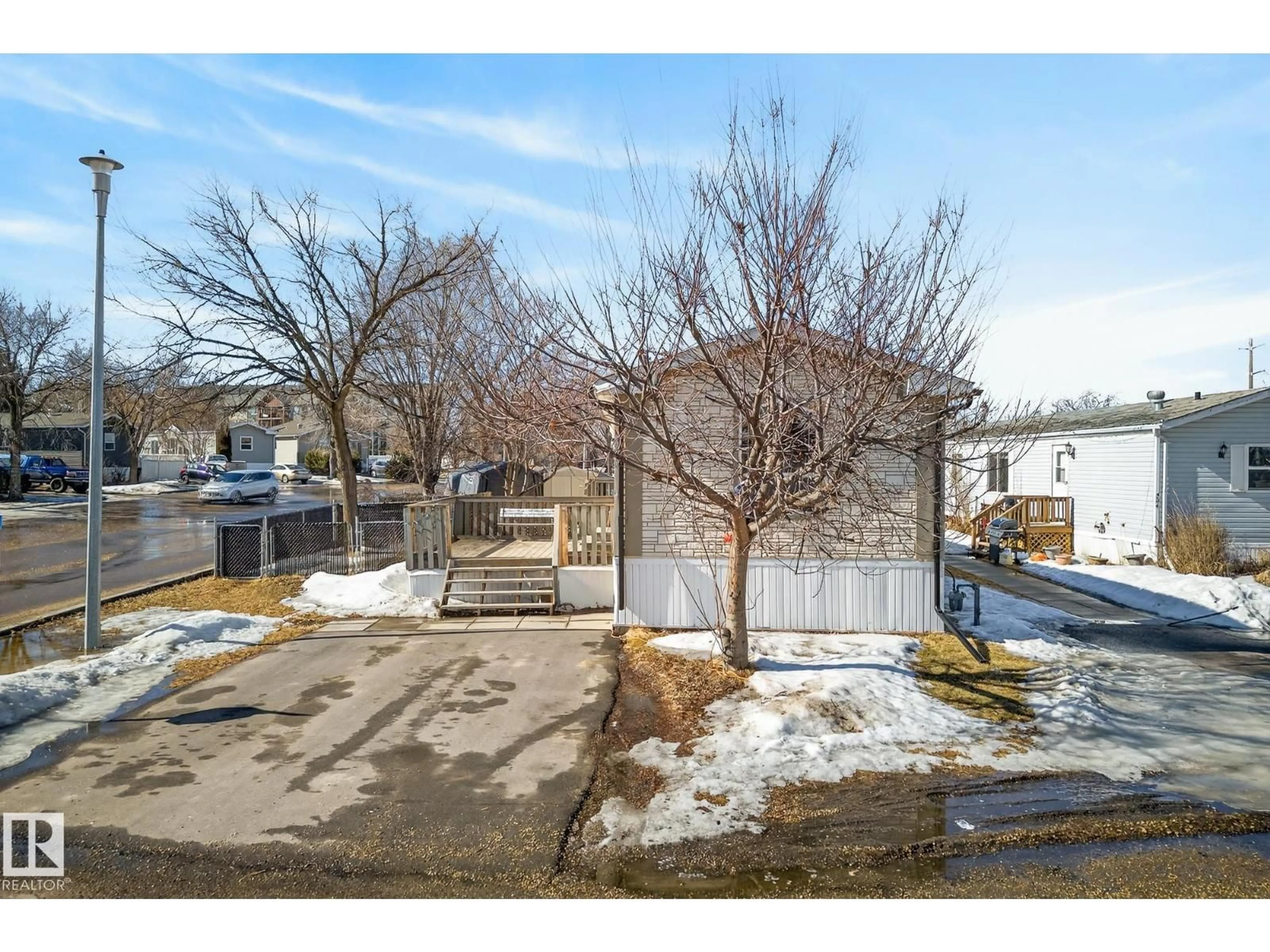 A pic from outside/outdoor area/front of a property/back of a property/a pic from drone, street for 902 JUBILEE CLOSE, Sherwood Park Alberta T8H2G3