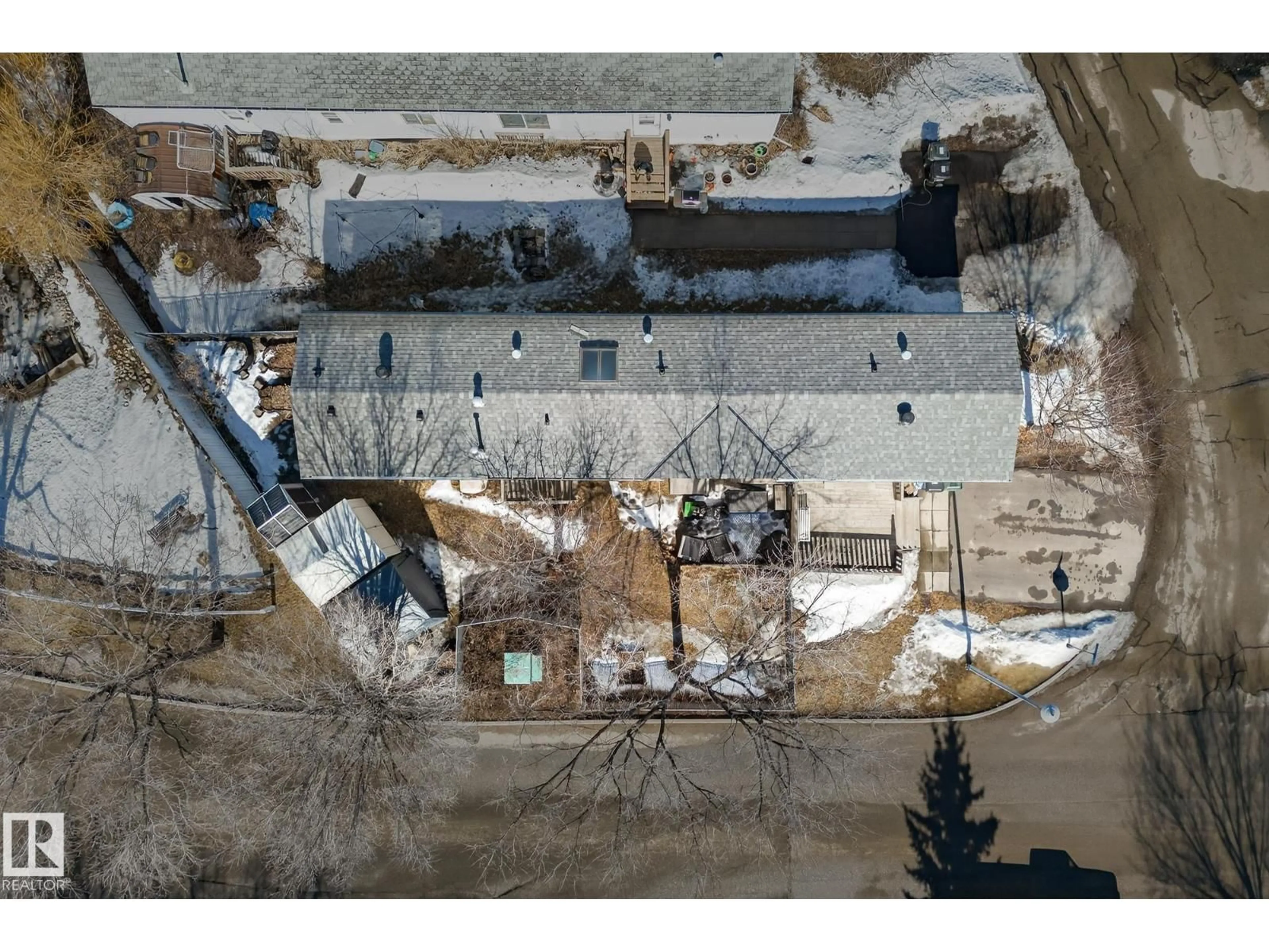 A pic from outside/outdoor area/front of a property/back of a property/a pic from drone, building for 902 JUBILEE CLOSE, Sherwood Park Alberta T8H2G3