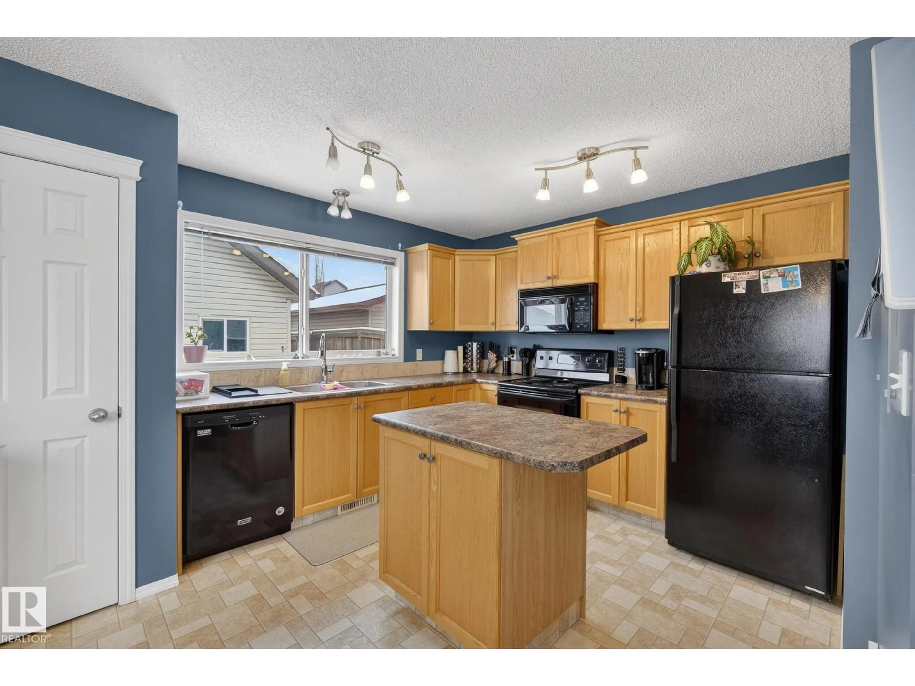 Open concept kitchen, unknown for 67 SUMMERFIELD PT, Sherwood Park Alberta T8H2P6