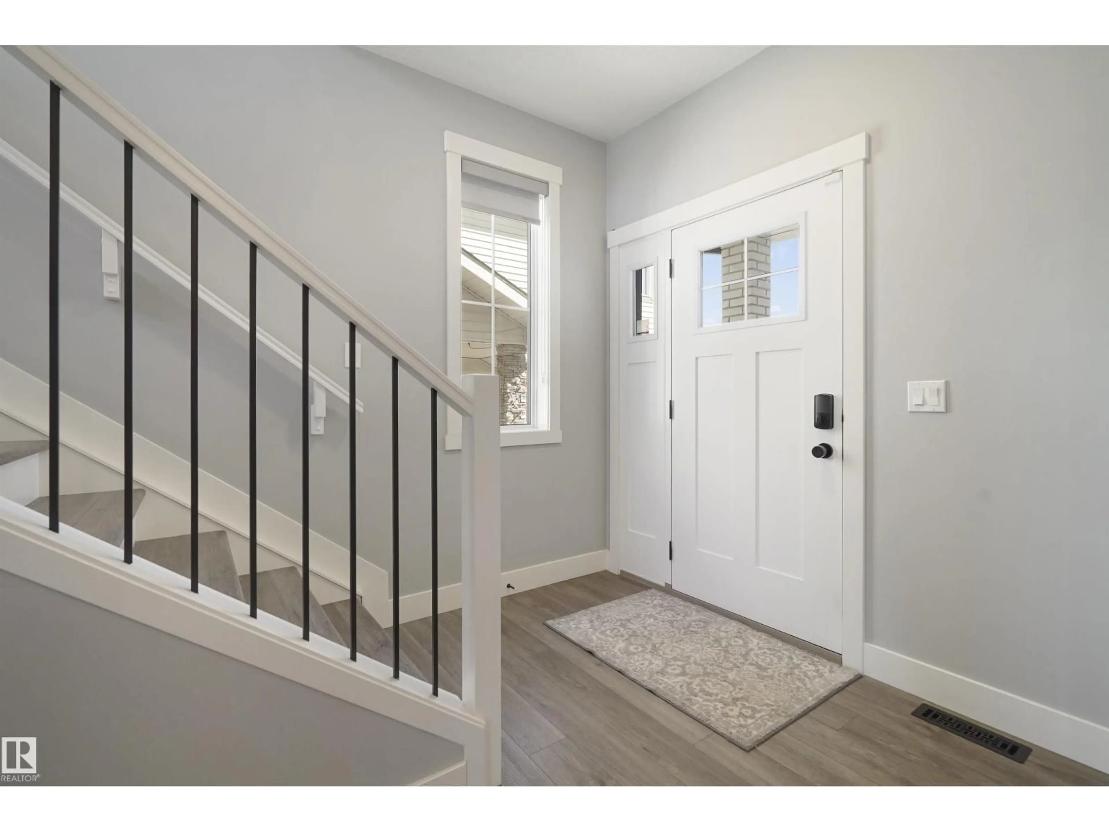 Indoor entryway for 15 MEADOWLINK CM, Spruce Grove Alberta T7X0W1