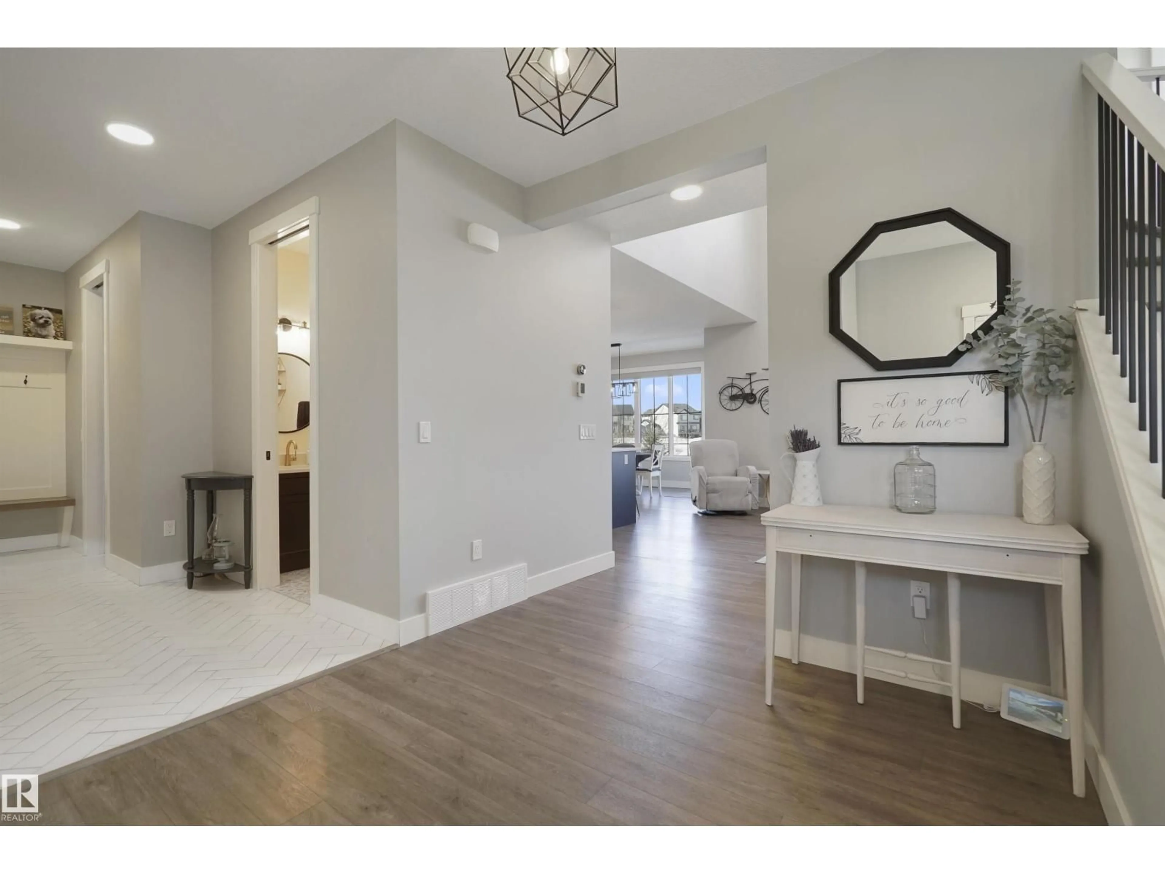 Indoor entryway for 15 MEADOWLINK CM, Spruce Grove Alberta T7X0W1