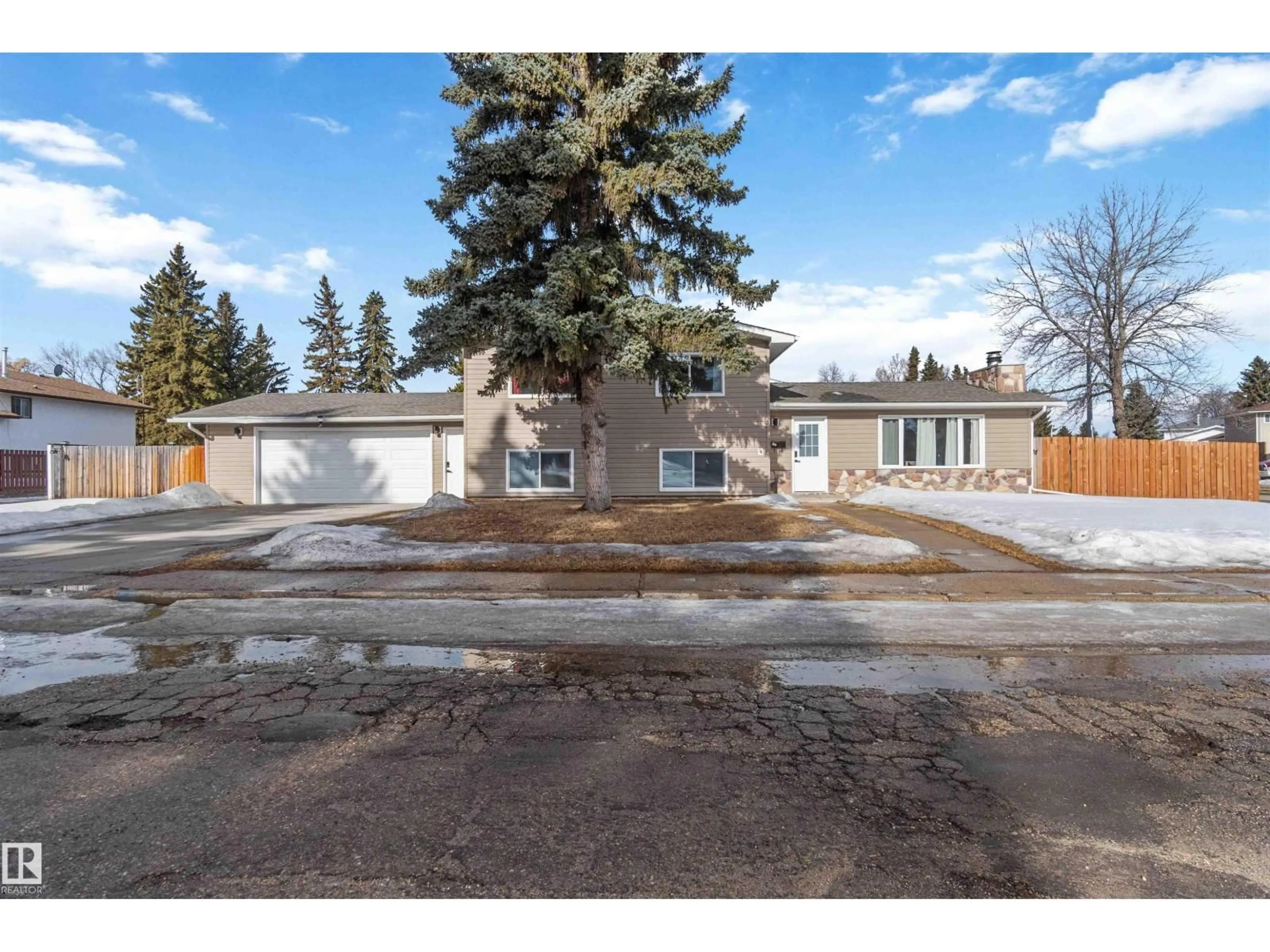 A pic from outside/outdoor area/front of a property/back of a property/a pic from drone, street for 104 OAK DR, Wetaskiwin Alberta T9A2E7