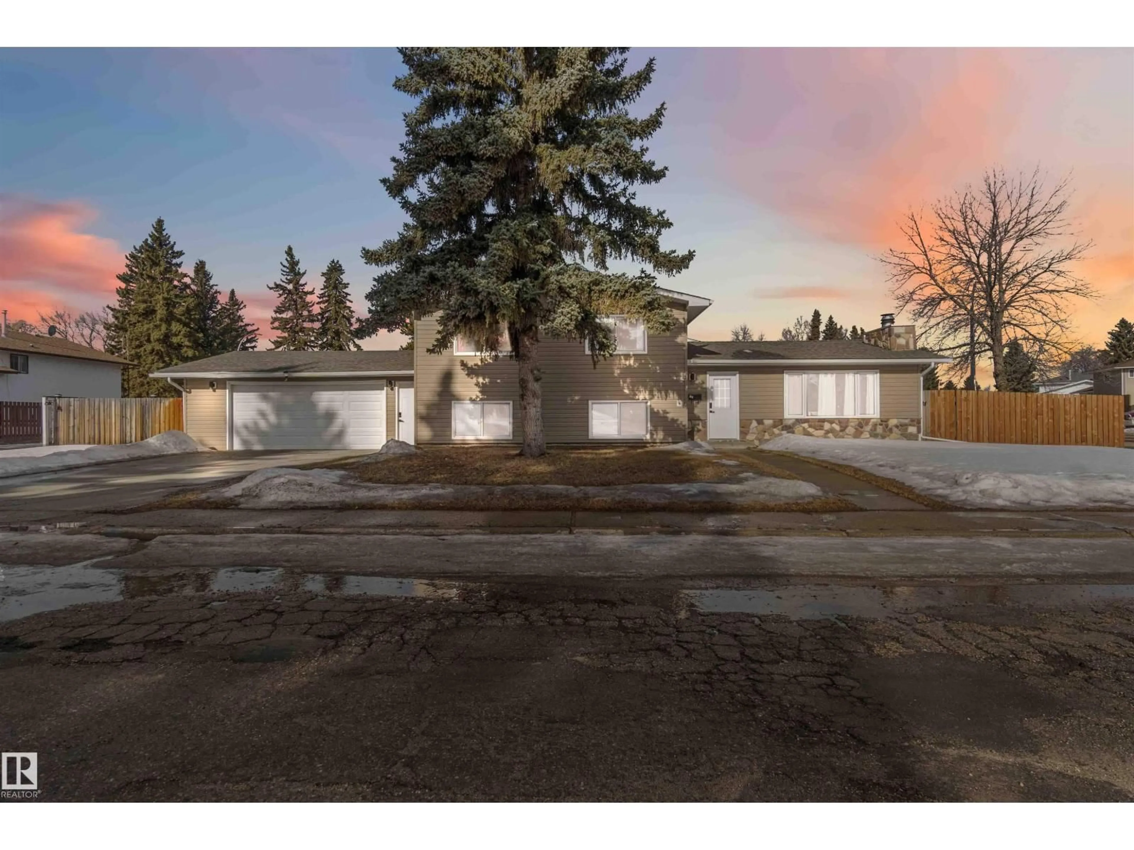 A pic from outside/outdoor area/front of a property/back of a property/a pic from drone, street for 104 OAK DR, Wetaskiwin Alberta T9A2E7