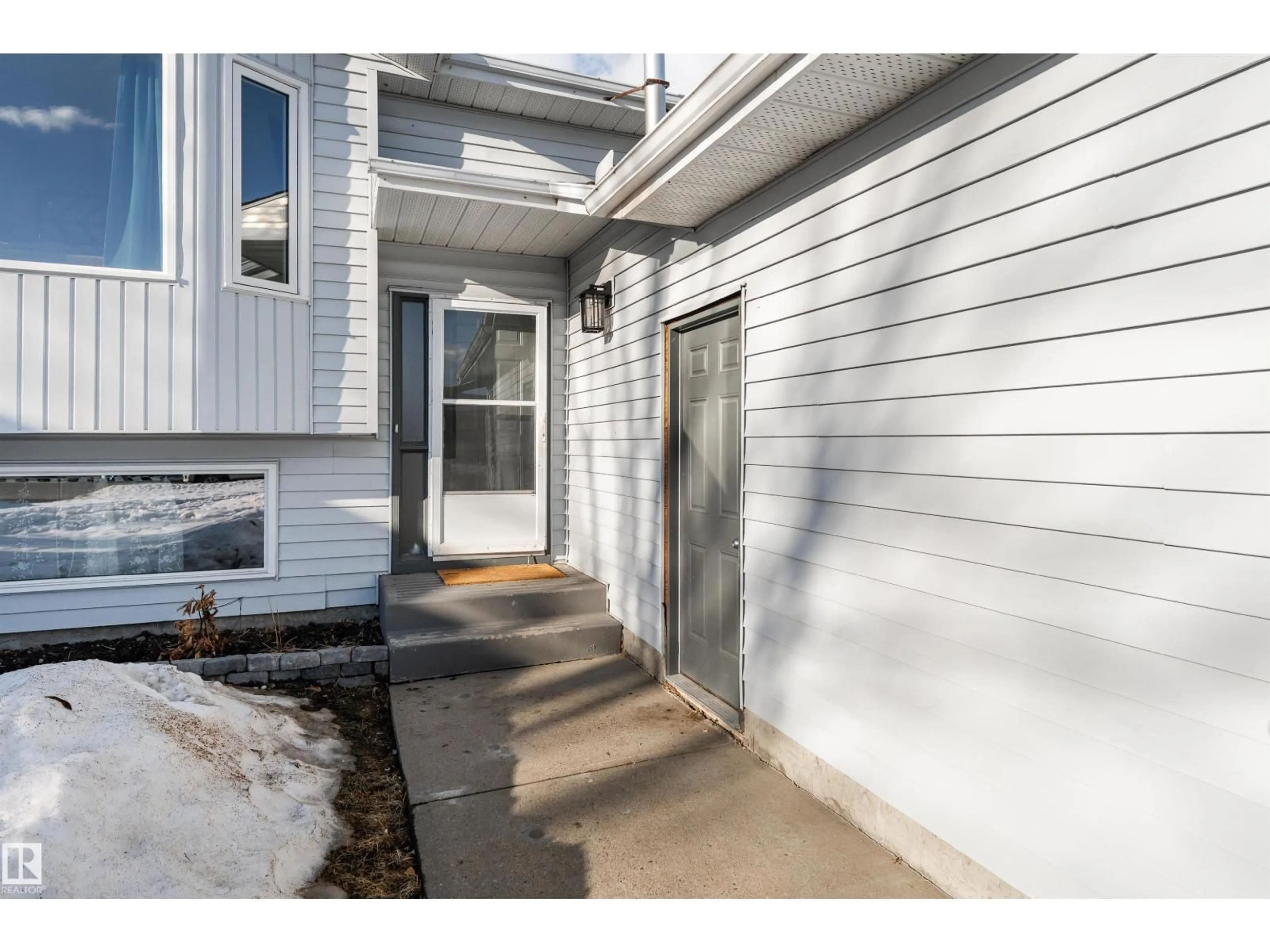 Indoor entryway for 408 GRANDIN DR, Morinville Alberta T8R1J1