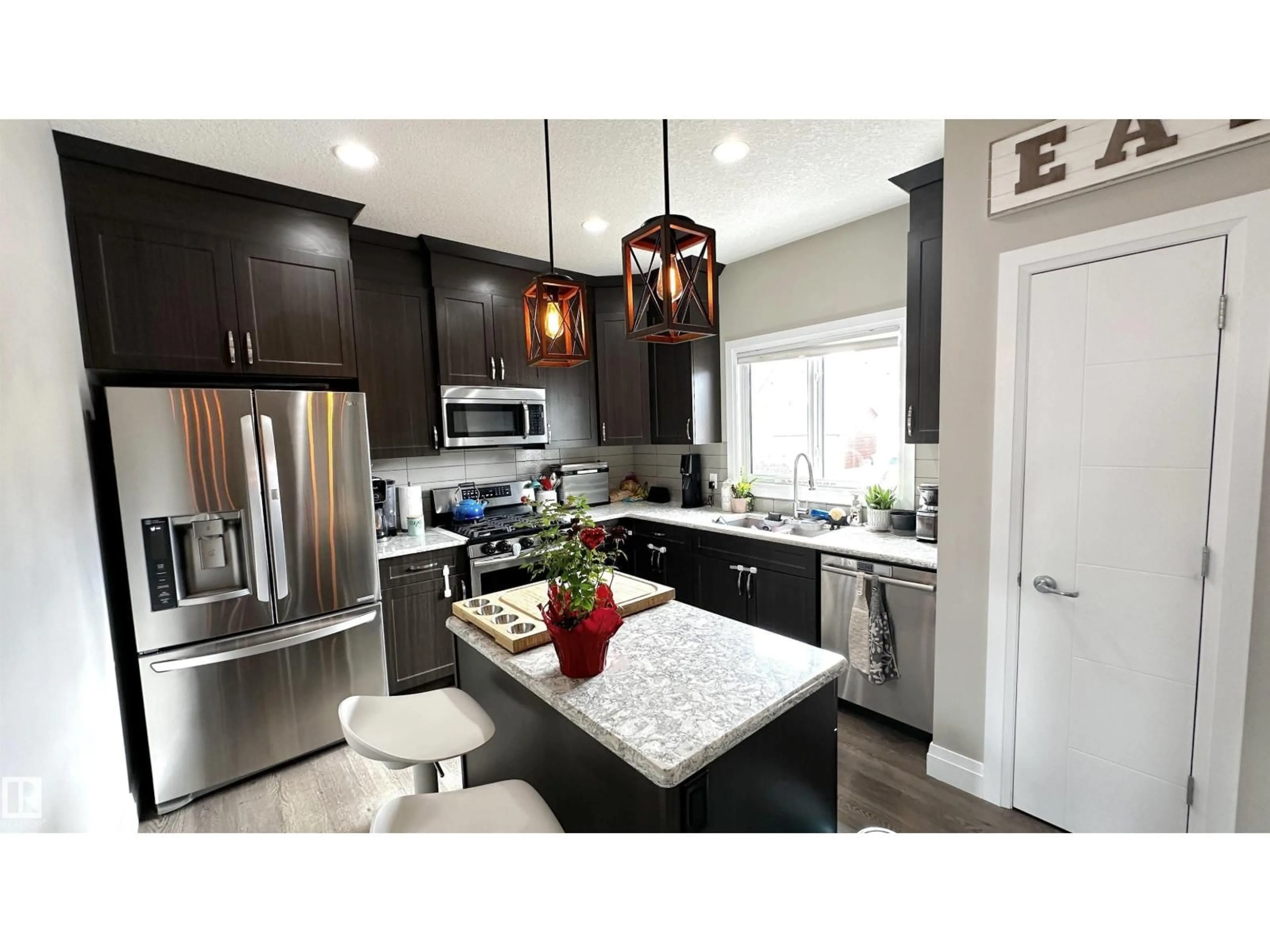 Contemporary kitchen, unknown for 9813 106, Morinville Alberta T8R2P1