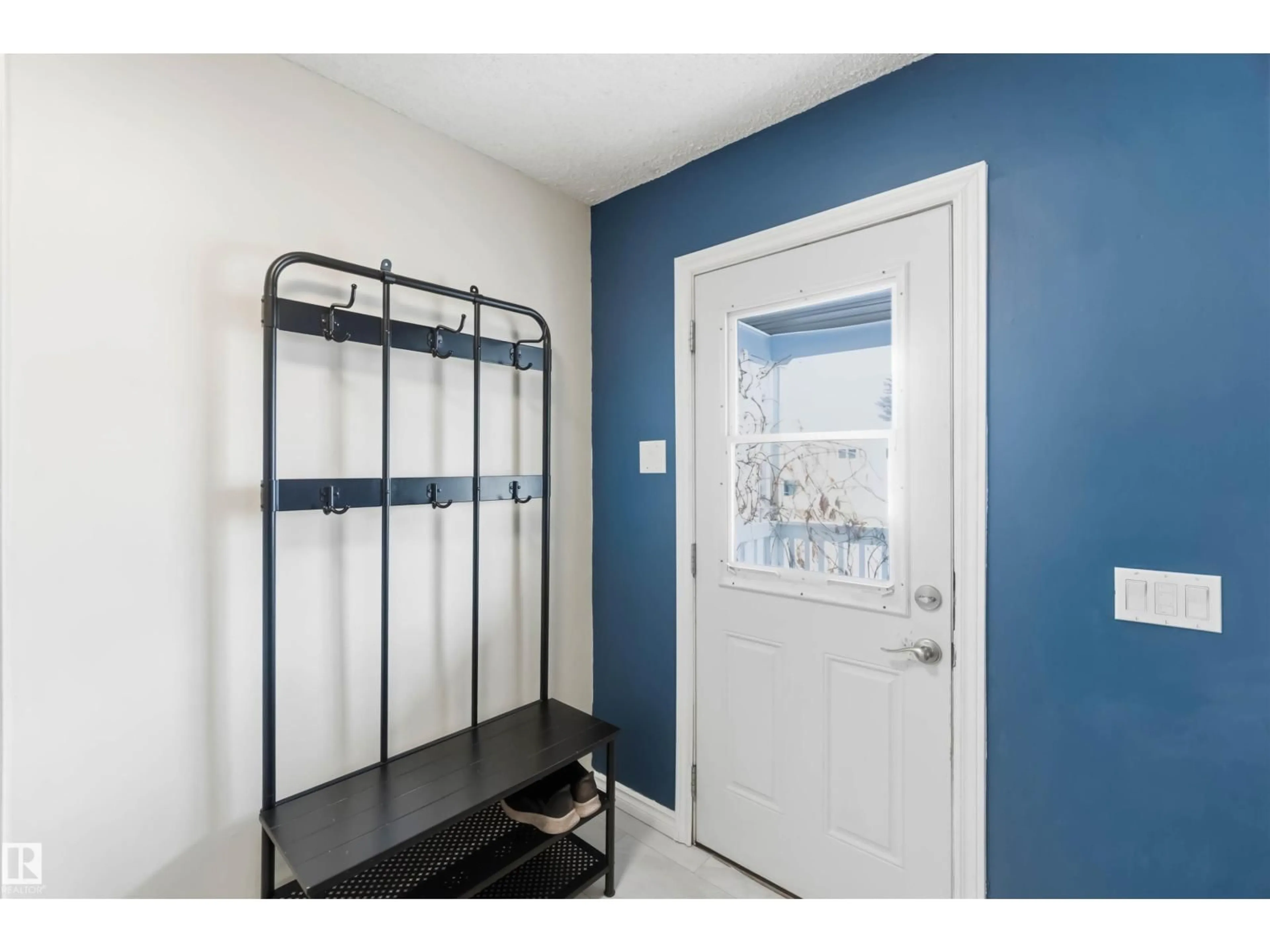 Indoor entryway for 4915 50 AV, Bon Accord Alberta T0A0K0