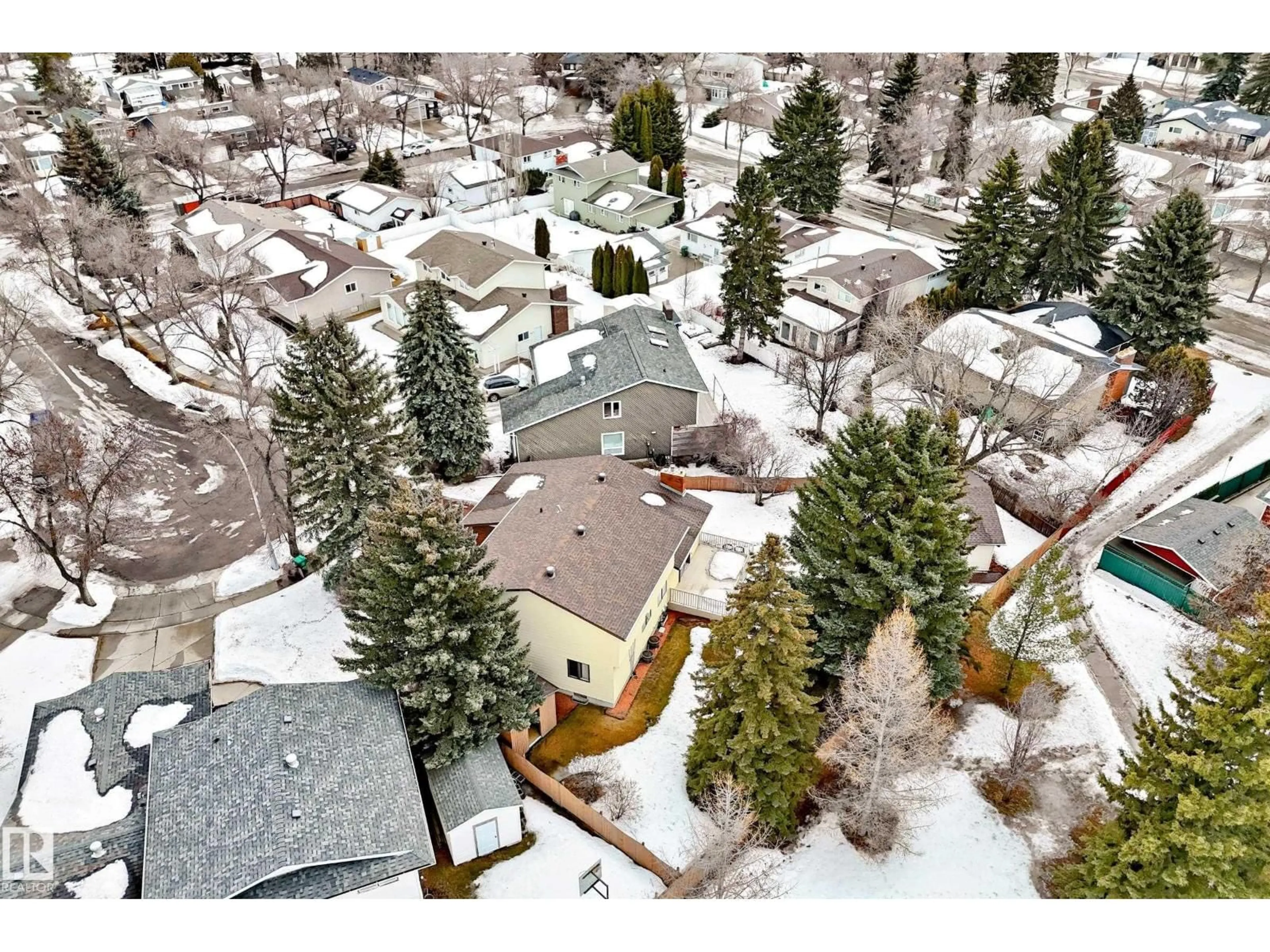 A pic from outside/outdoor area/front of a property/back of a property/a pic from drone, street for 35 LAMARTINE CR, St. Albert Alberta T8N2V8