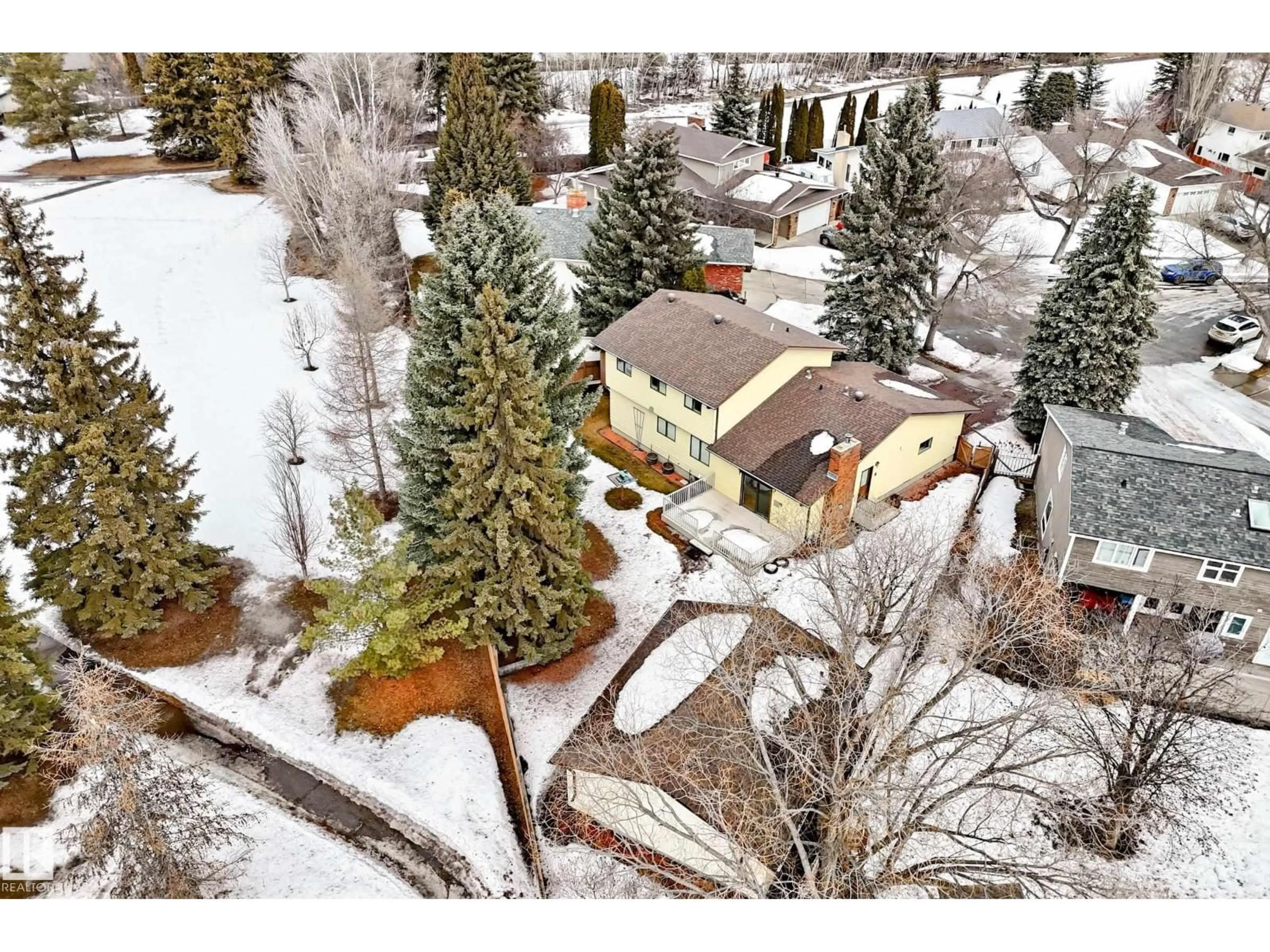 A pic from outside/outdoor area/front of a property/back of a property/a pic from drone, unknown for 35 LAMARTINE CR, St. Albert Alberta T8N2V8