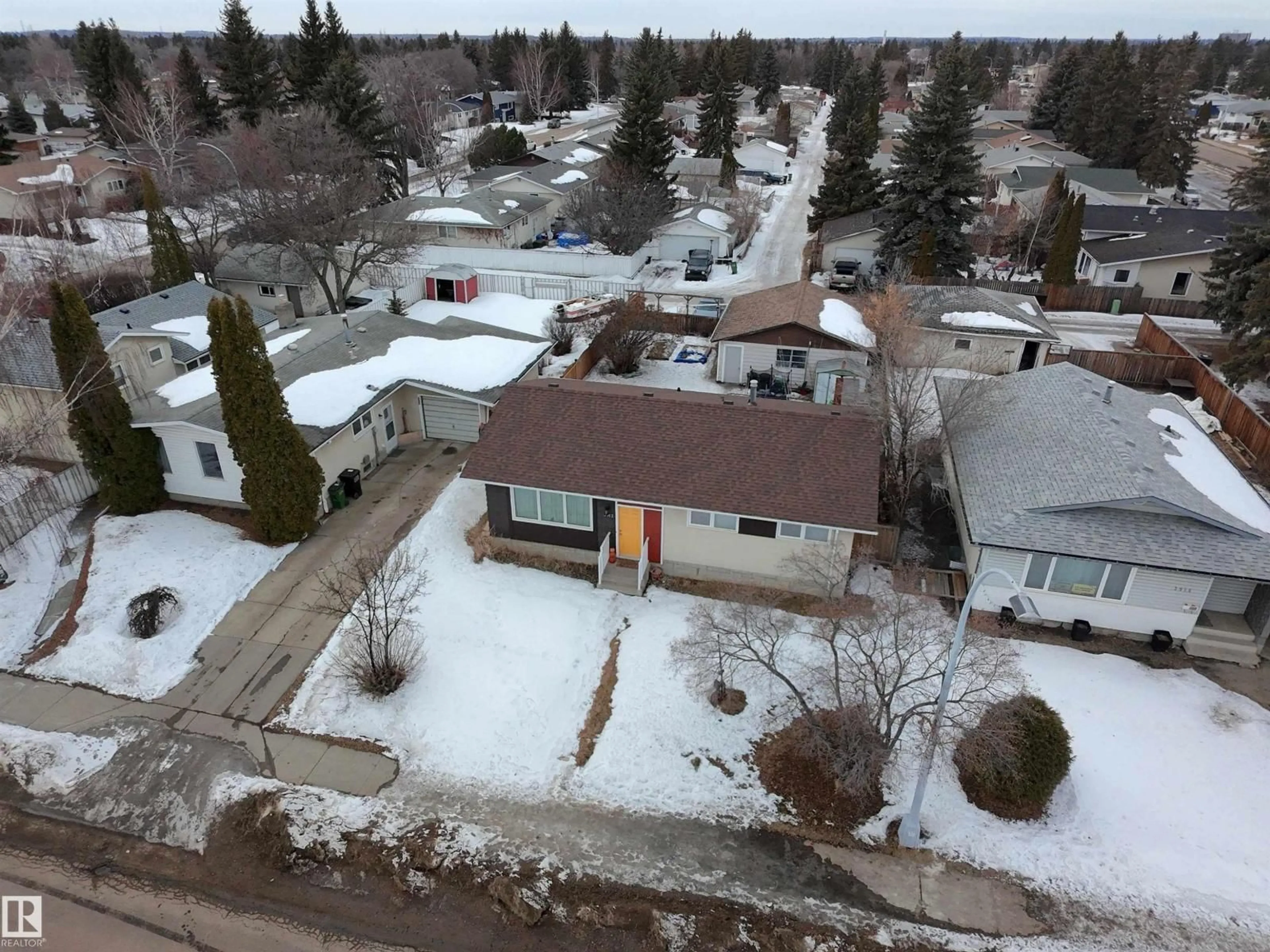 A pic from outside/outdoor area/front of a property/back of a property/a pic from drone, street for 3912 108 ST, Edmonton Alberta T6J1B9