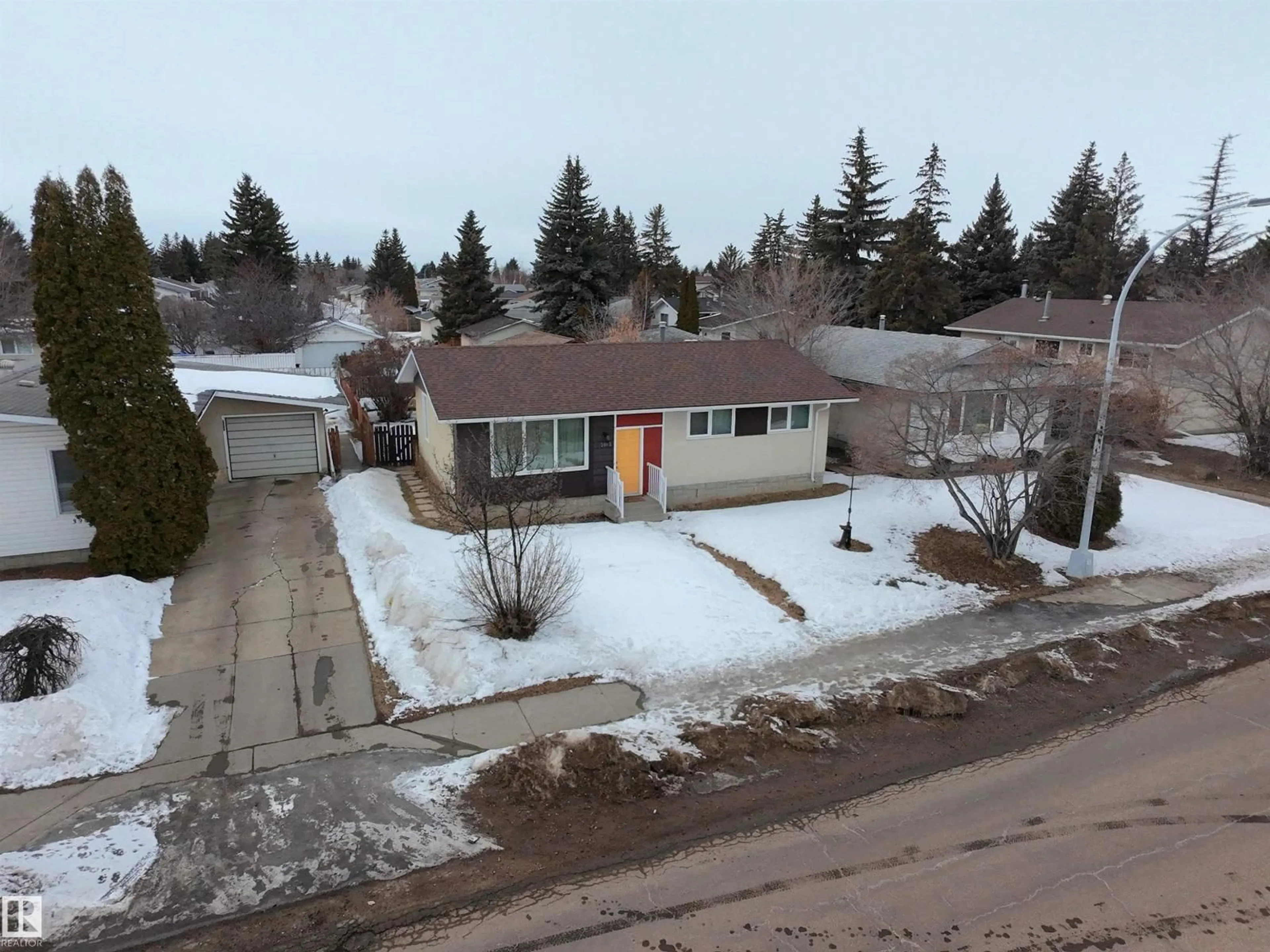 A pic from outside/outdoor area/front of a property/back of a property/a pic from drone, street for 3912 108 ST, Edmonton Alberta T6J1B9