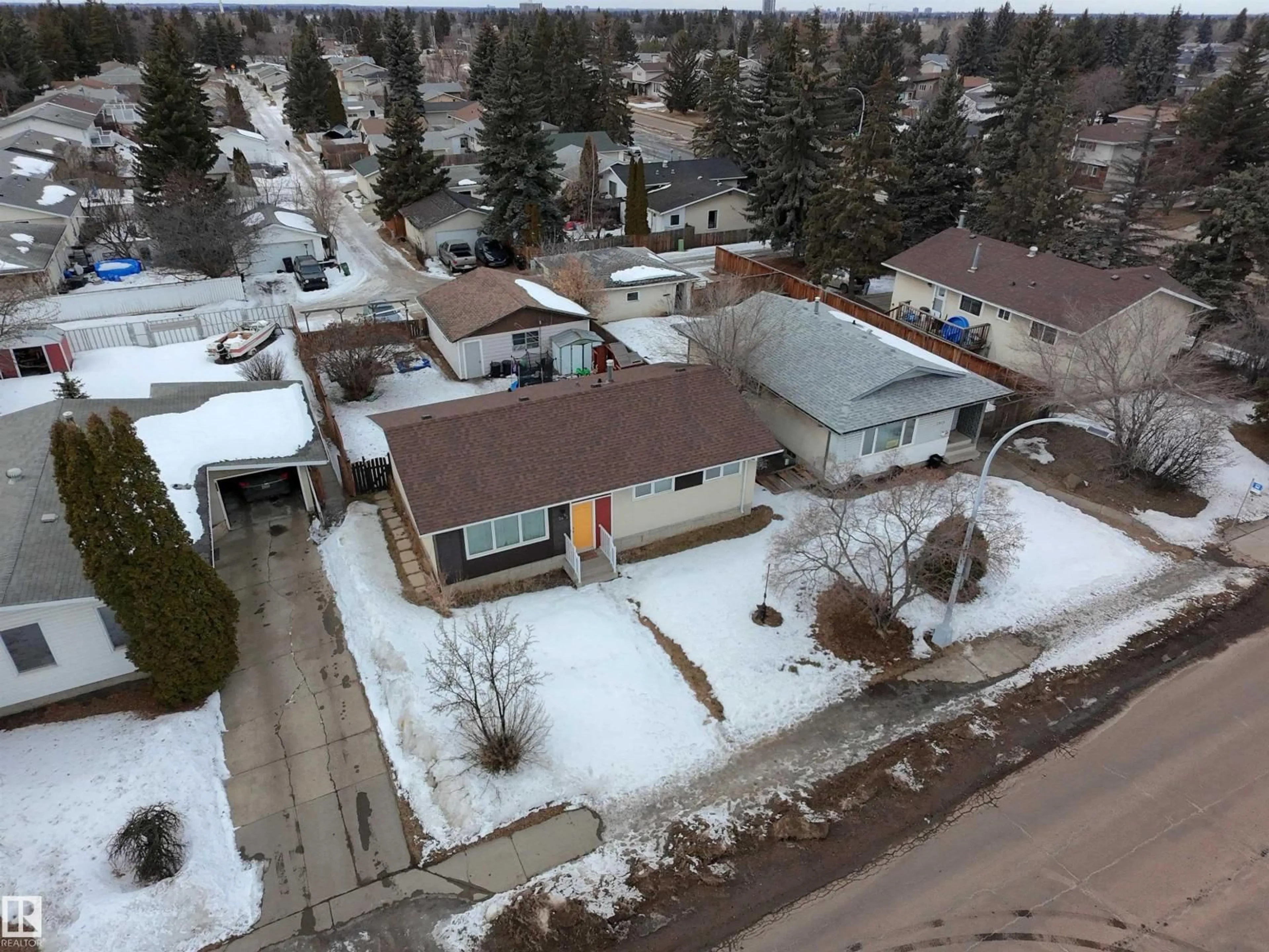A pic from outside/outdoor area/front of a property/back of a property/a pic from drone, street for 3912 108 ST, Edmonton Alberta T6J1B9