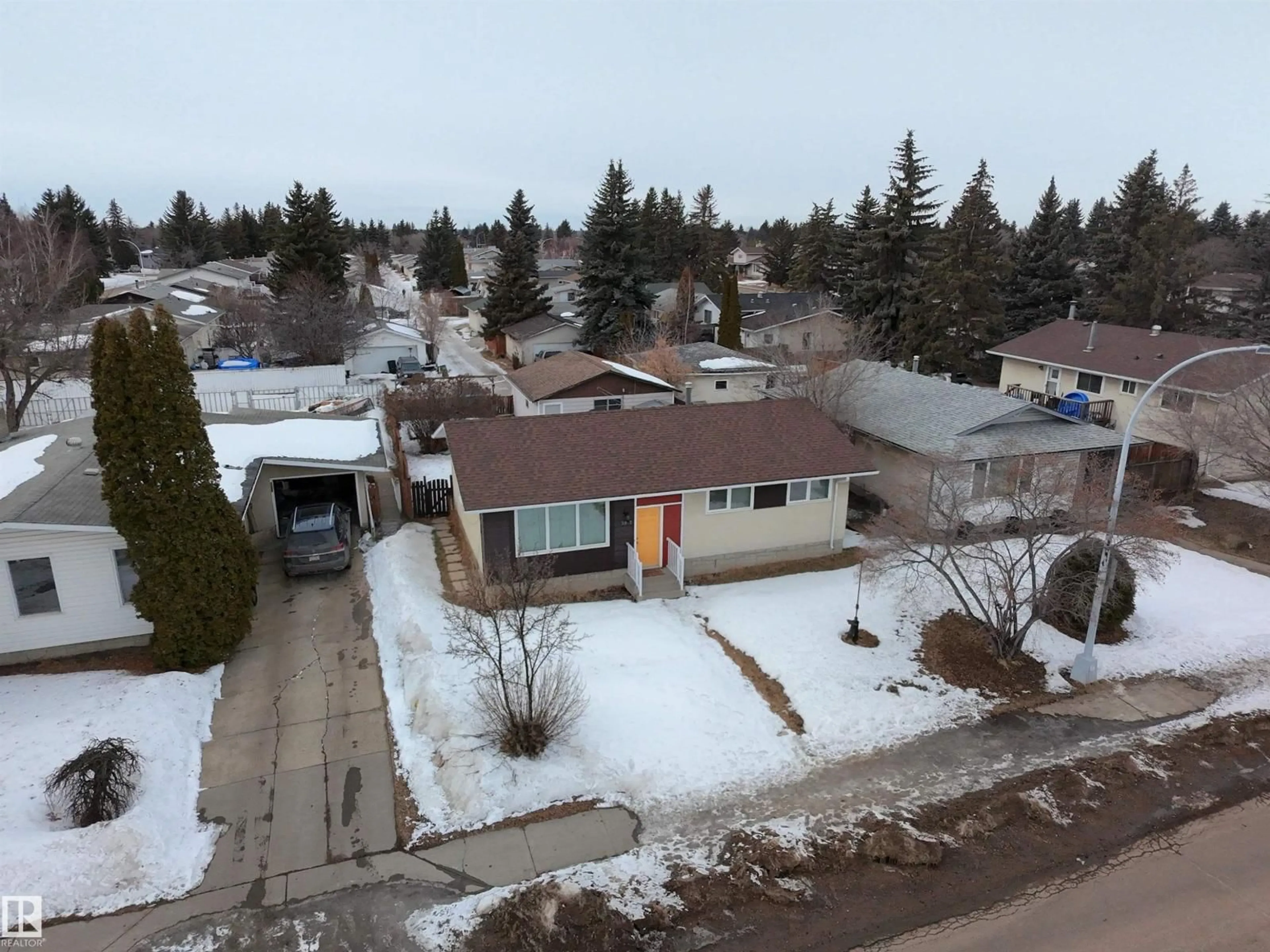 A pic from outside/outdoor area/front of a property/back of a property/a pic from drone, street for 3912 108 ST, Edmonton Alberta T6J1B9