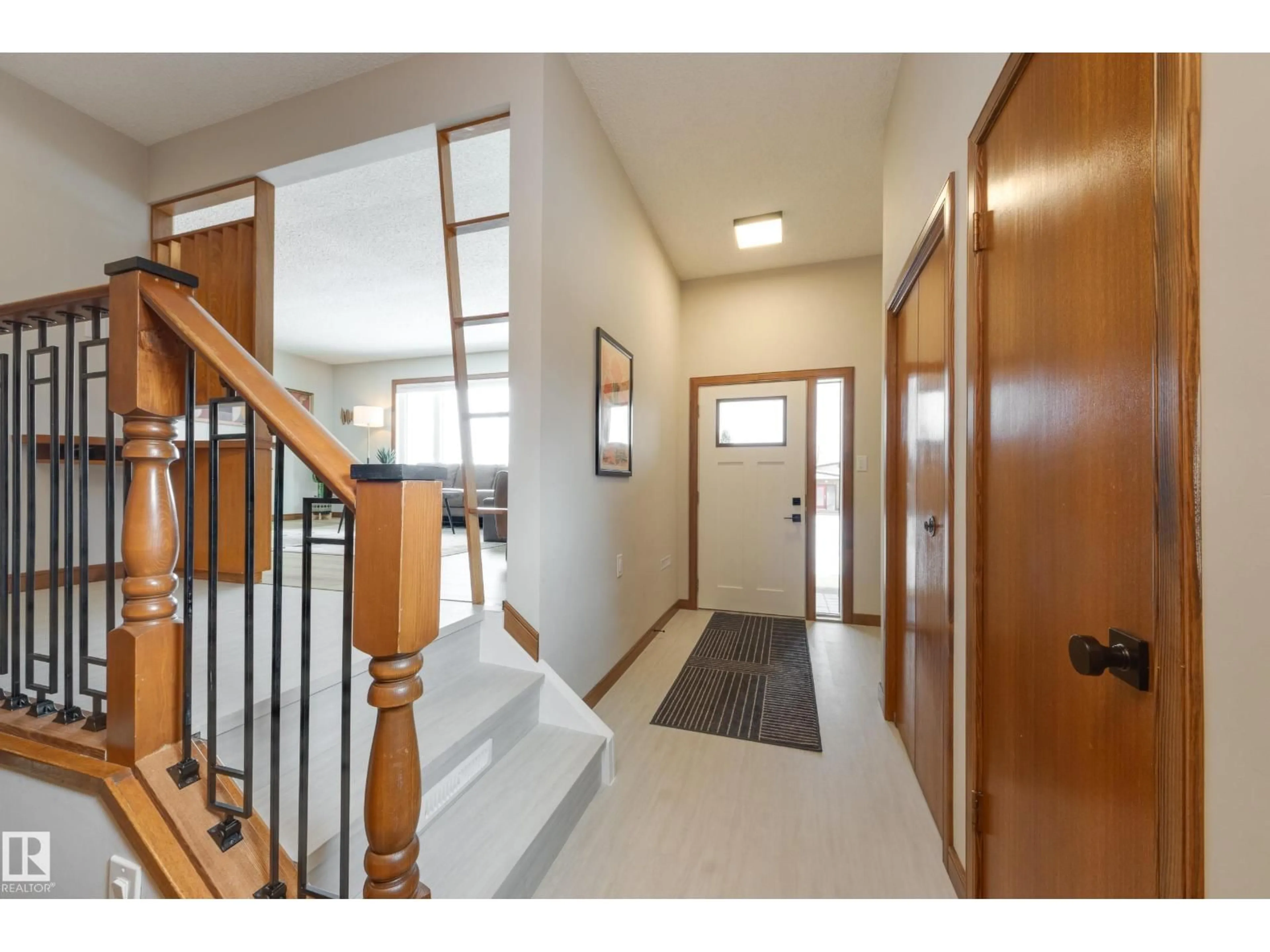 Indoor foyer for 10648 75 ST, Edmonton Alberta T6A2Z9