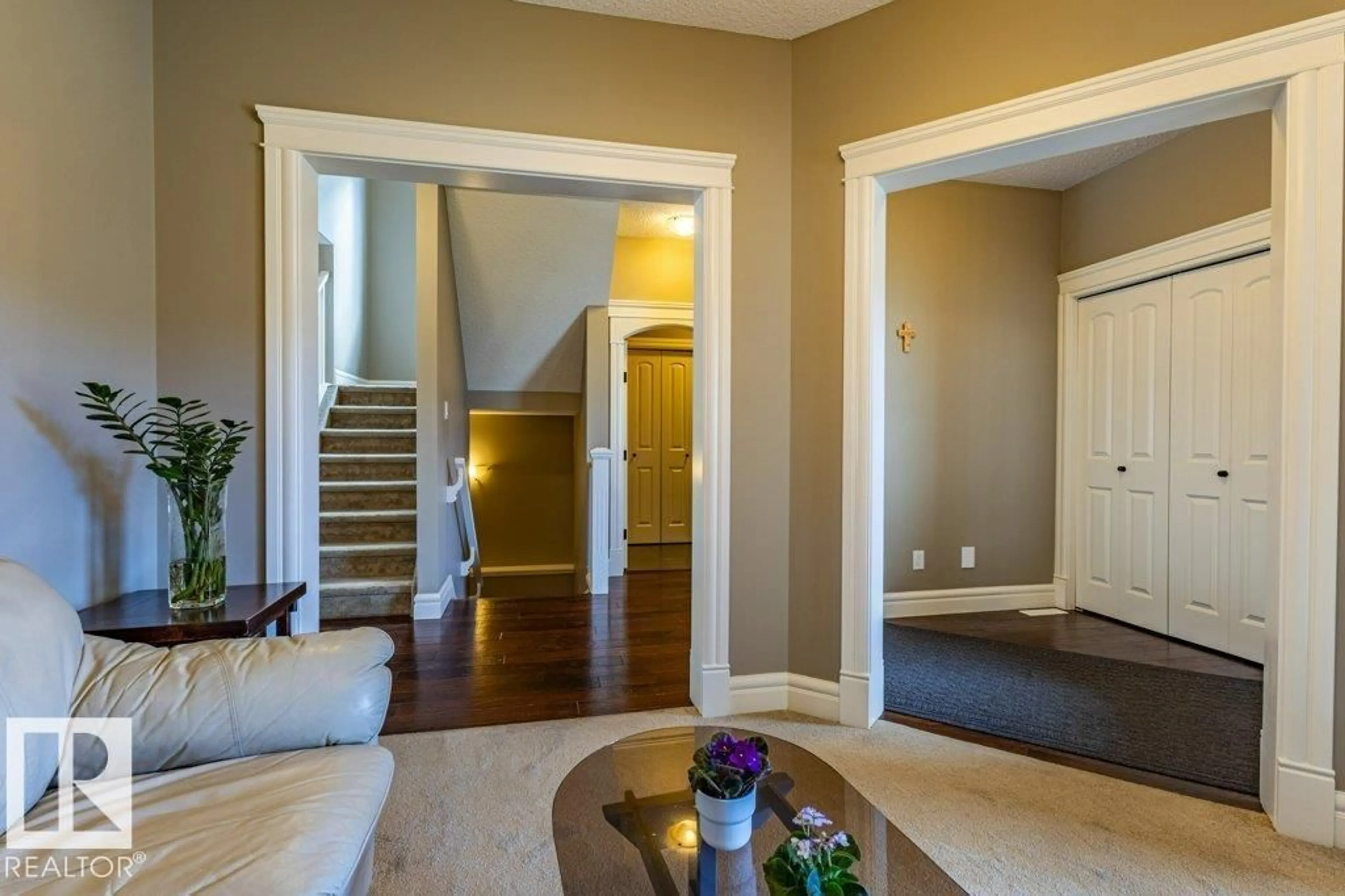 Indoor entryway for 11408 15 AV SW, Edmonton Alberta T6W0Z8