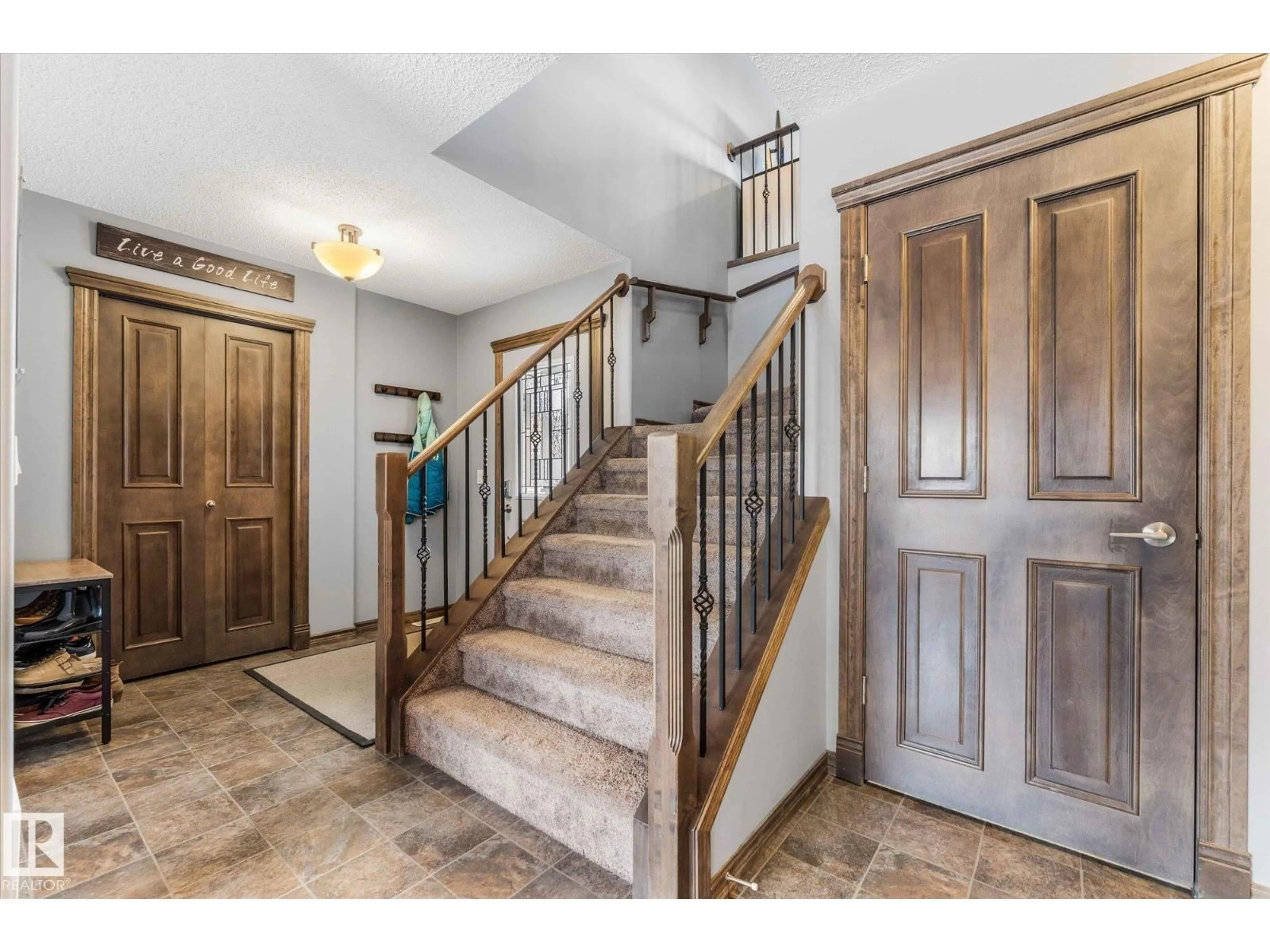 Indoor entryway for 4 HEWITT CI, Spruce Grove Alberta T7X0K5