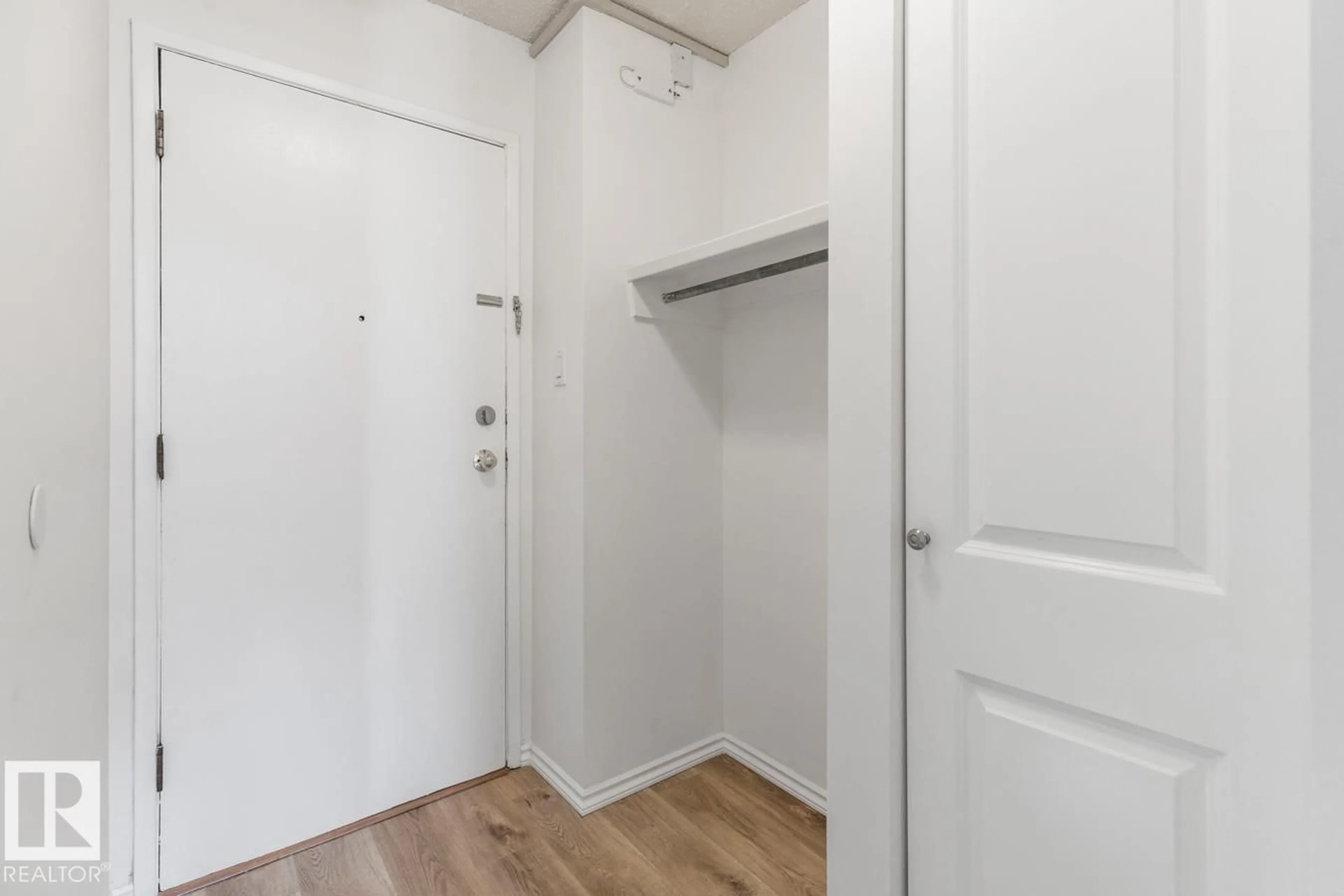 Indoor entryway for 105 - 11429 124 ST, Edmonton Alberta T5M0K4