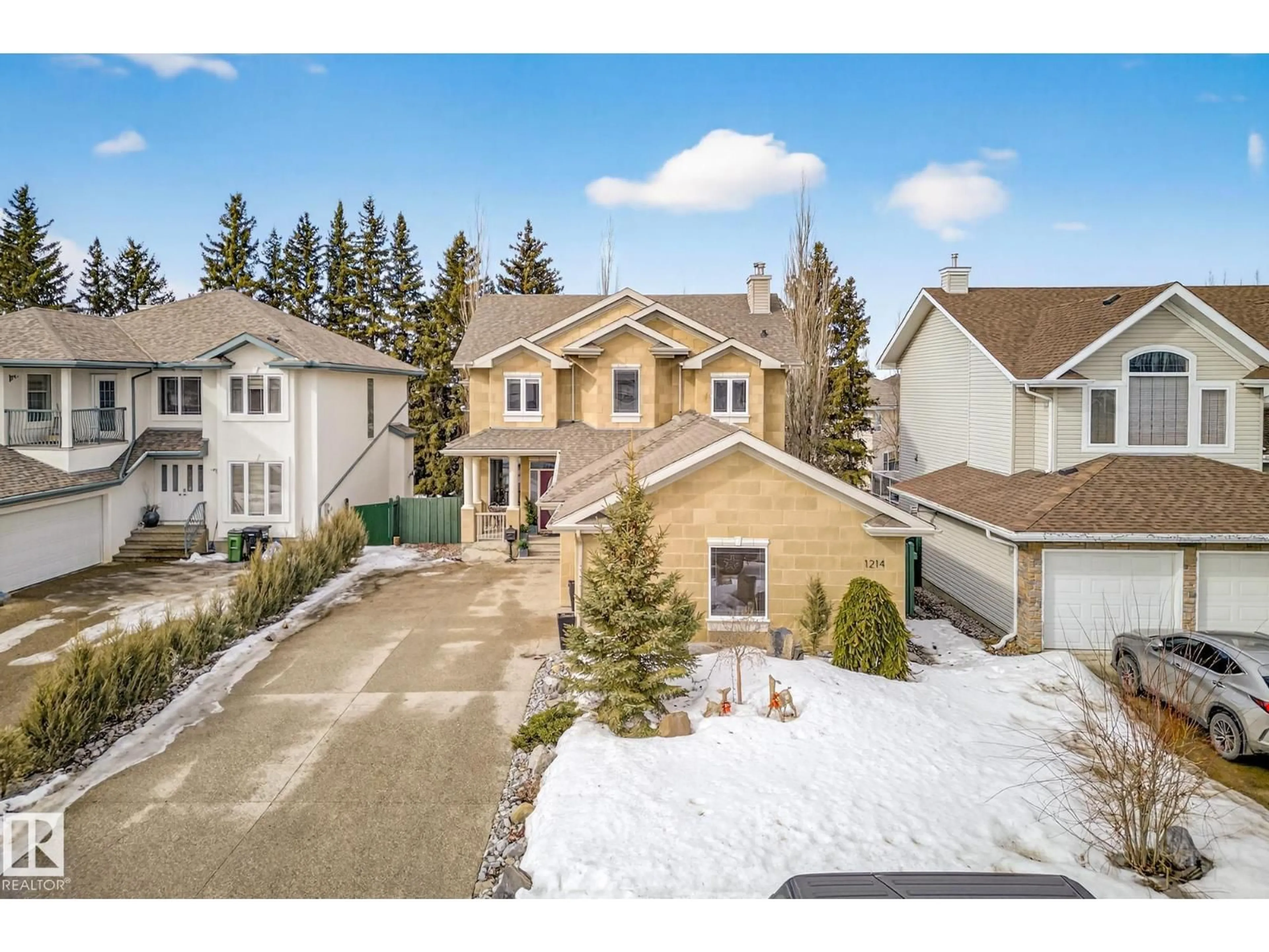 A pic from outside/outdoor area/front of a property/back of a property/a pic from drone, street for 1214 HALIBURTON CL, Edmonton Alberta T6R2Z8