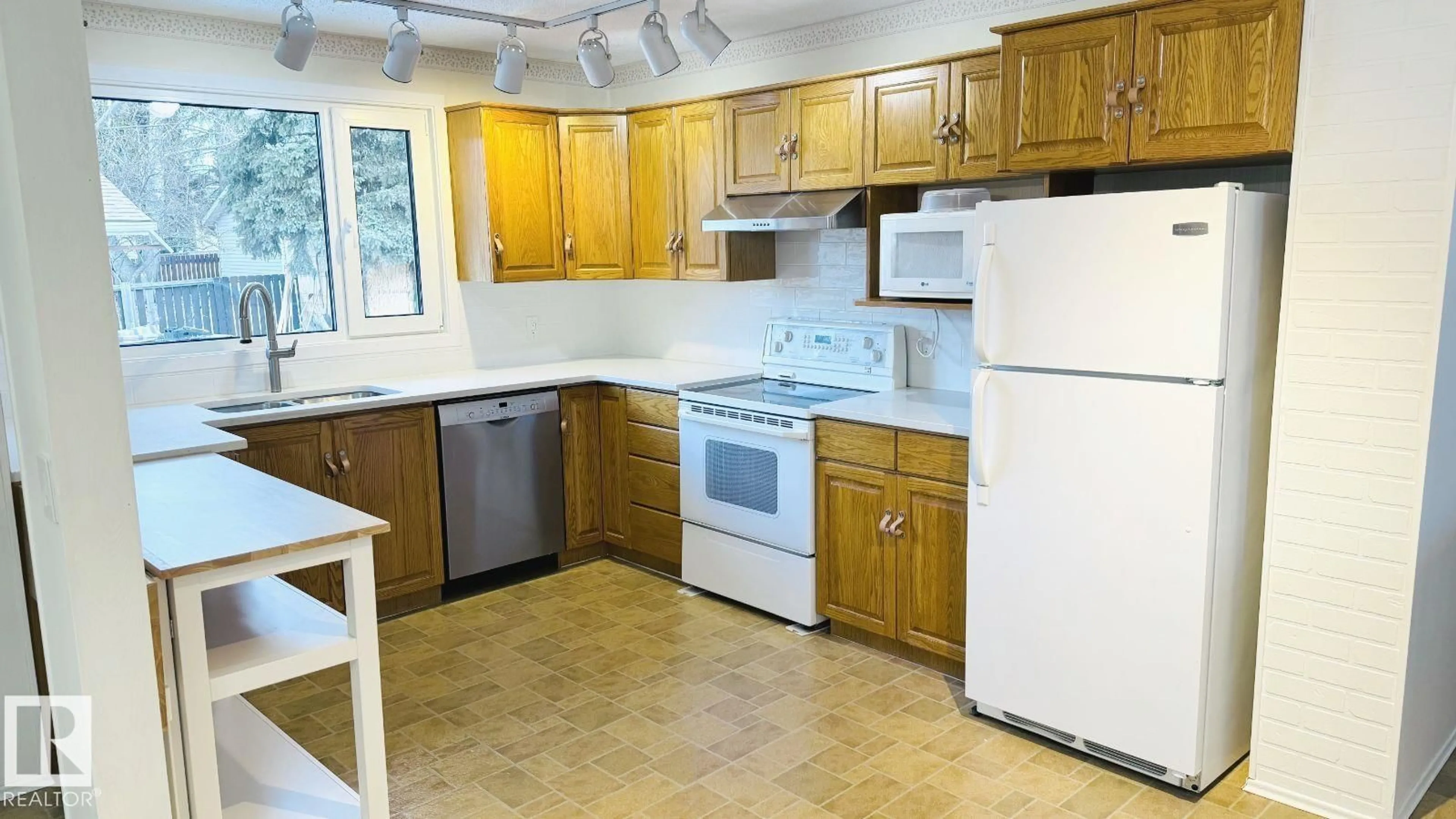 Standard kitchen, unknown for 55 MELROSE CR, Sherwood Park Alberta T8A3V2