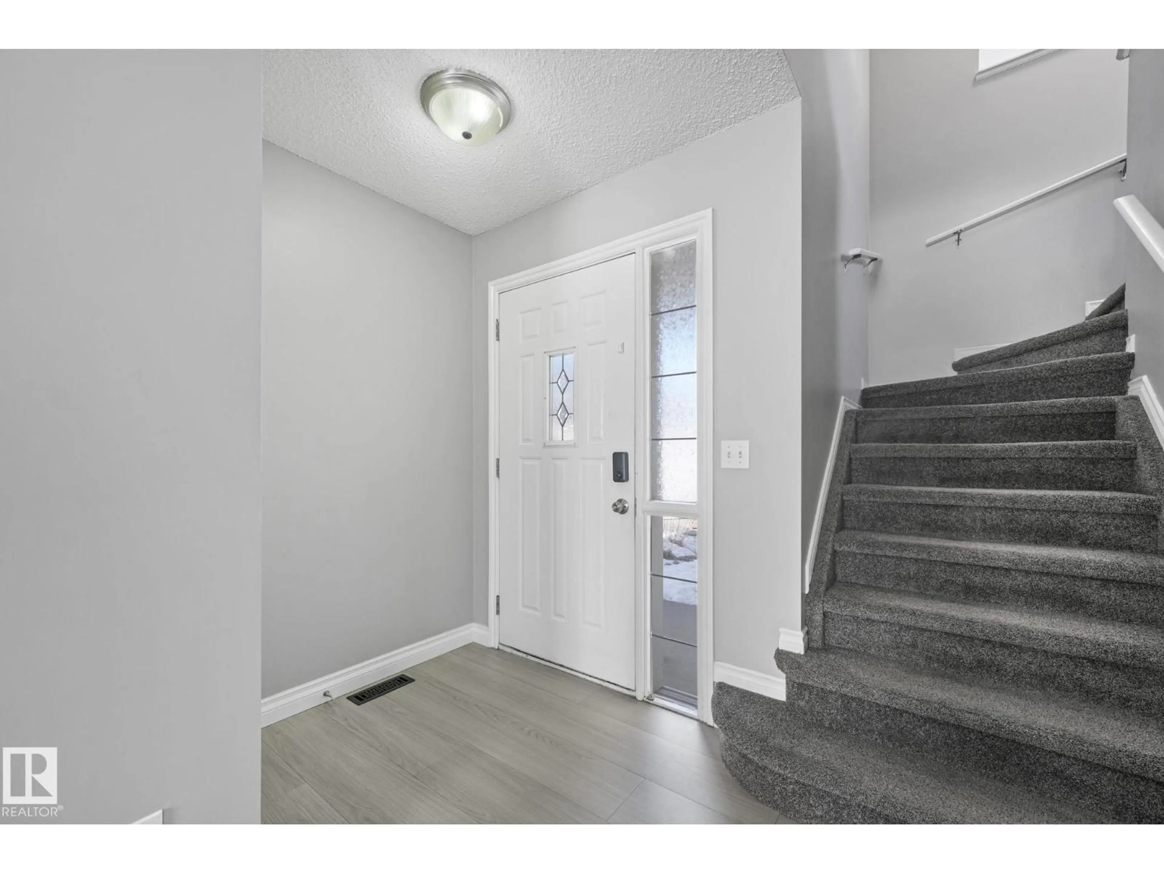 Indoor entryway for 3504 21 ST, Edmonton Alberta T6T1W3