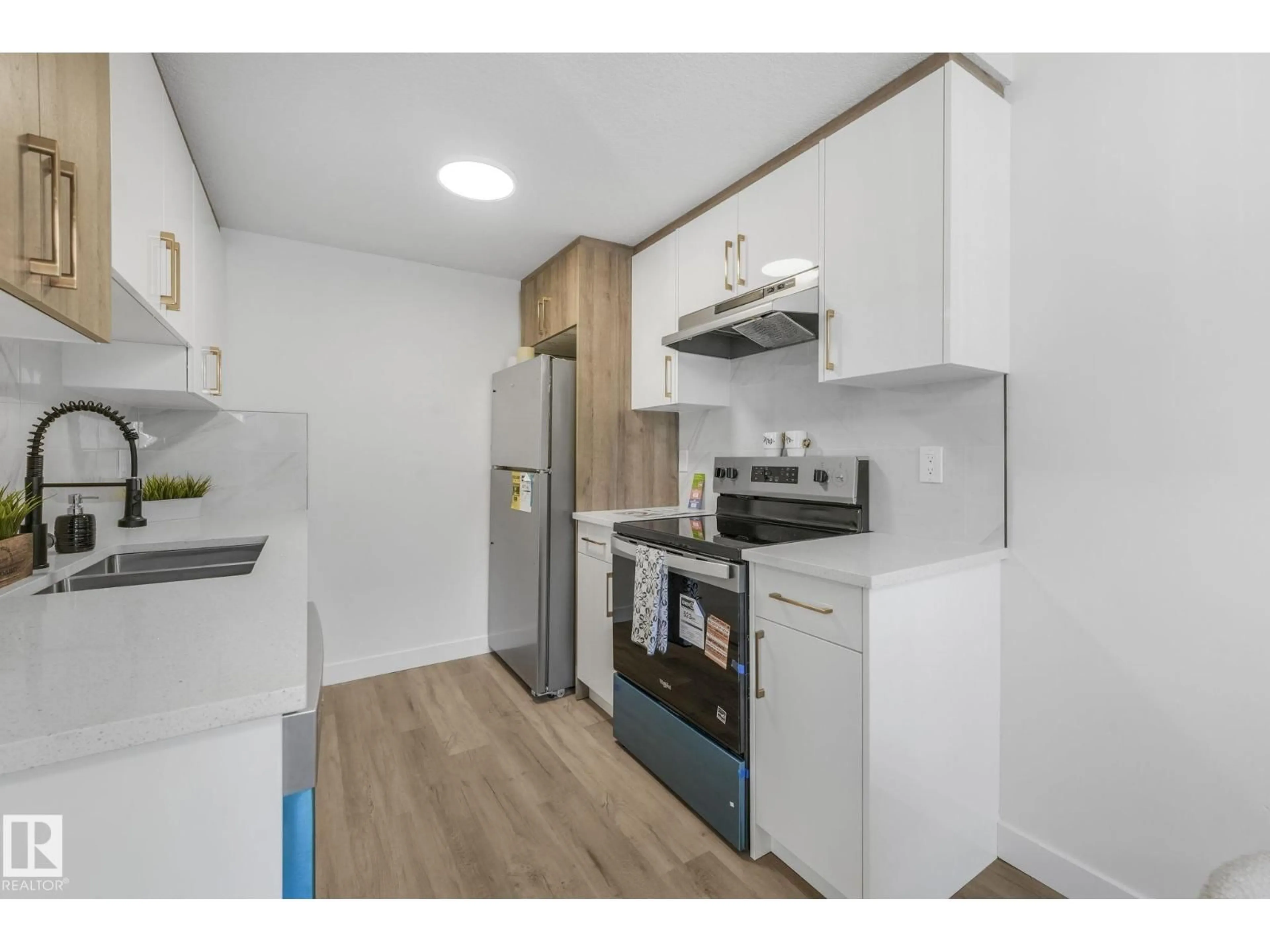 Standard kitchen, wood/laminate floor for 199B HOMESTEAD CR, Edmonton Alberta T5A2Y2