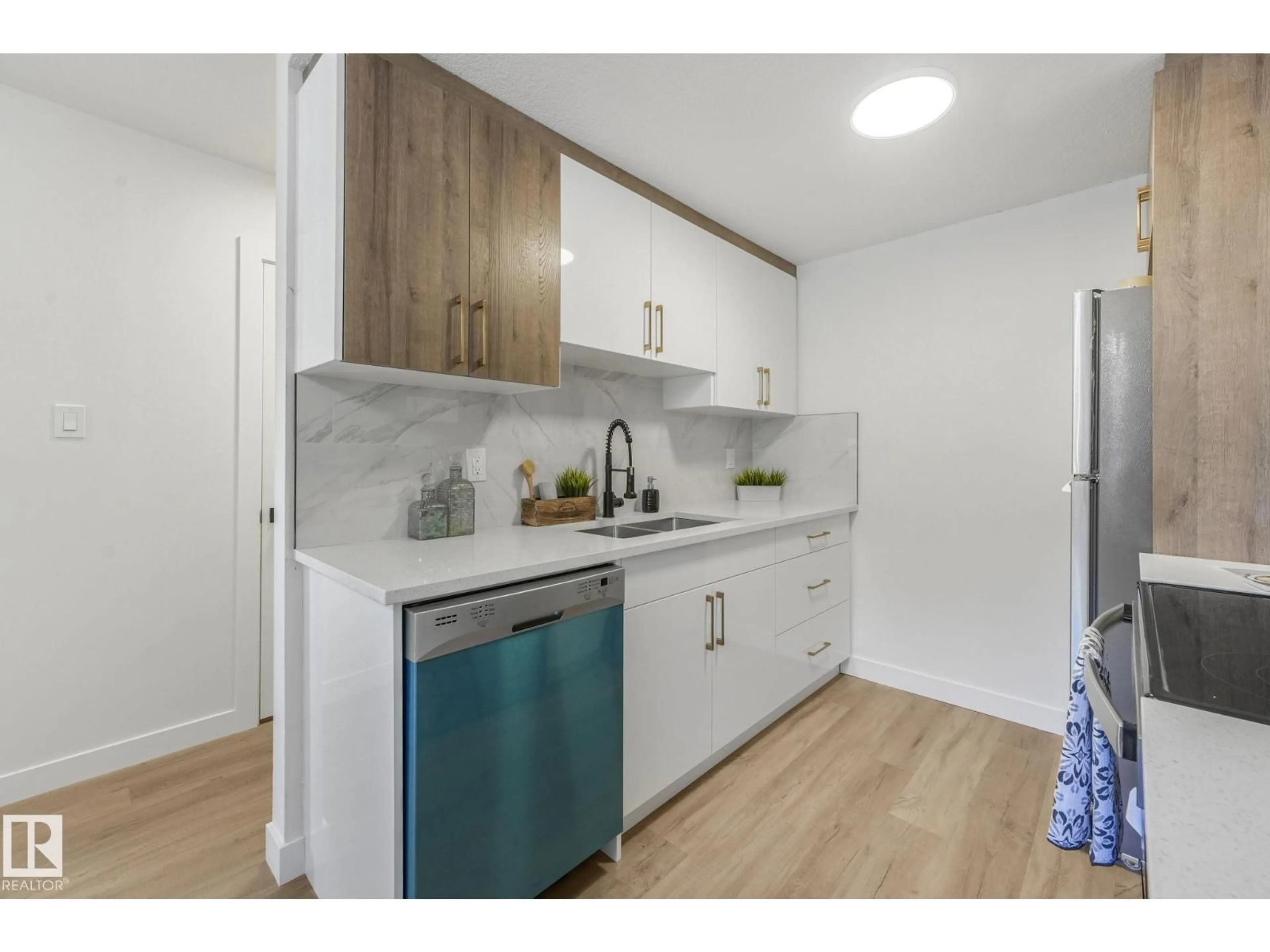 Standard kitchen, wood/laminate floor for 199B HOMESTEAD CR, Edmonton Alberta T5A2Y2