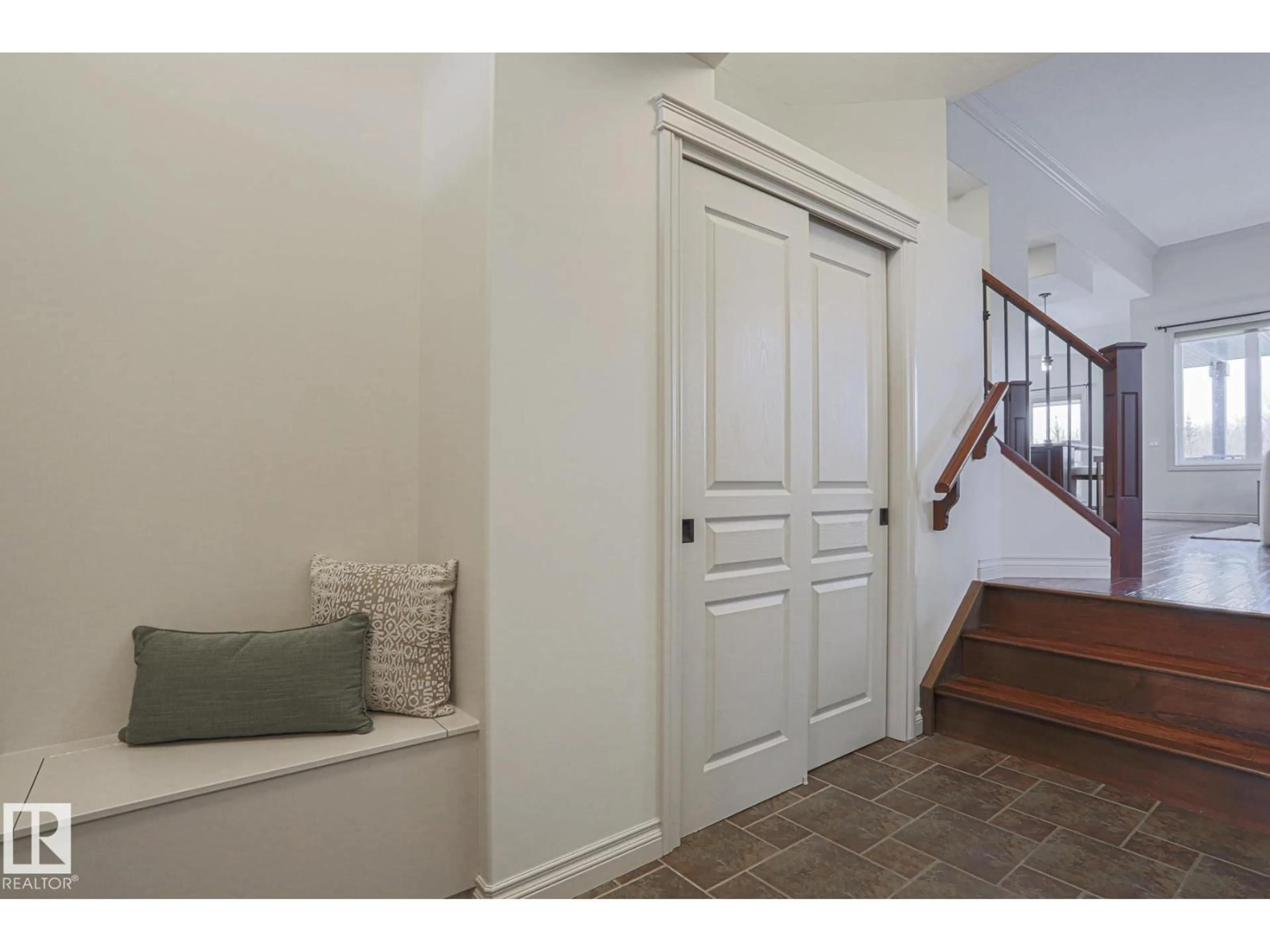 Indoor entryway for 21 WILLOW WY, Stony Plain Alberta T7Z2W2