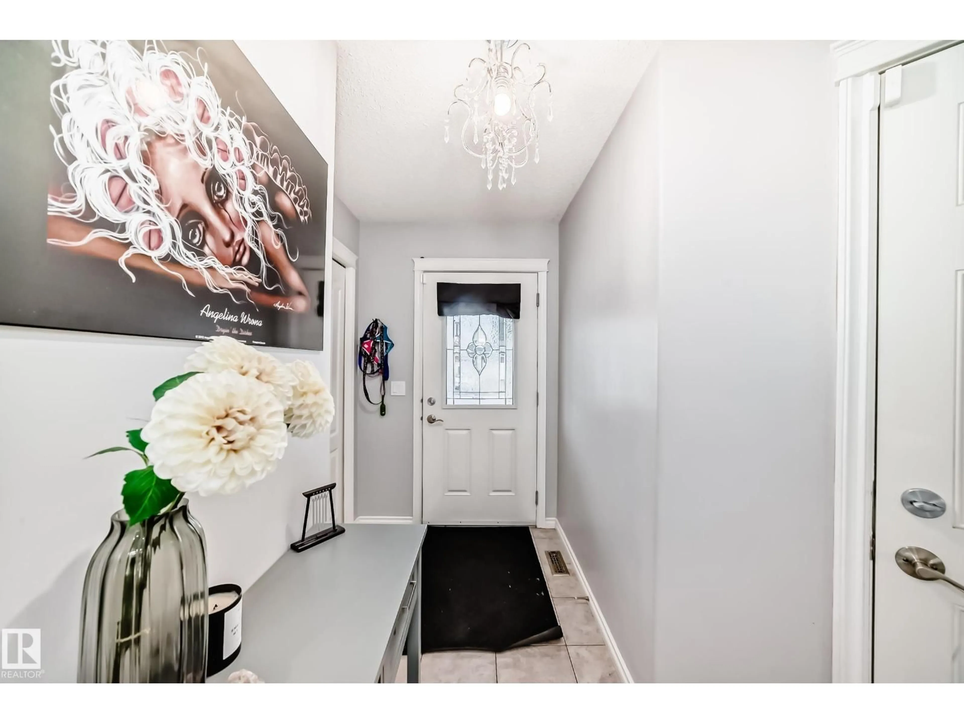 Indoor entryway for 1724 64 ST, Edmonton Alberta T6X0M8