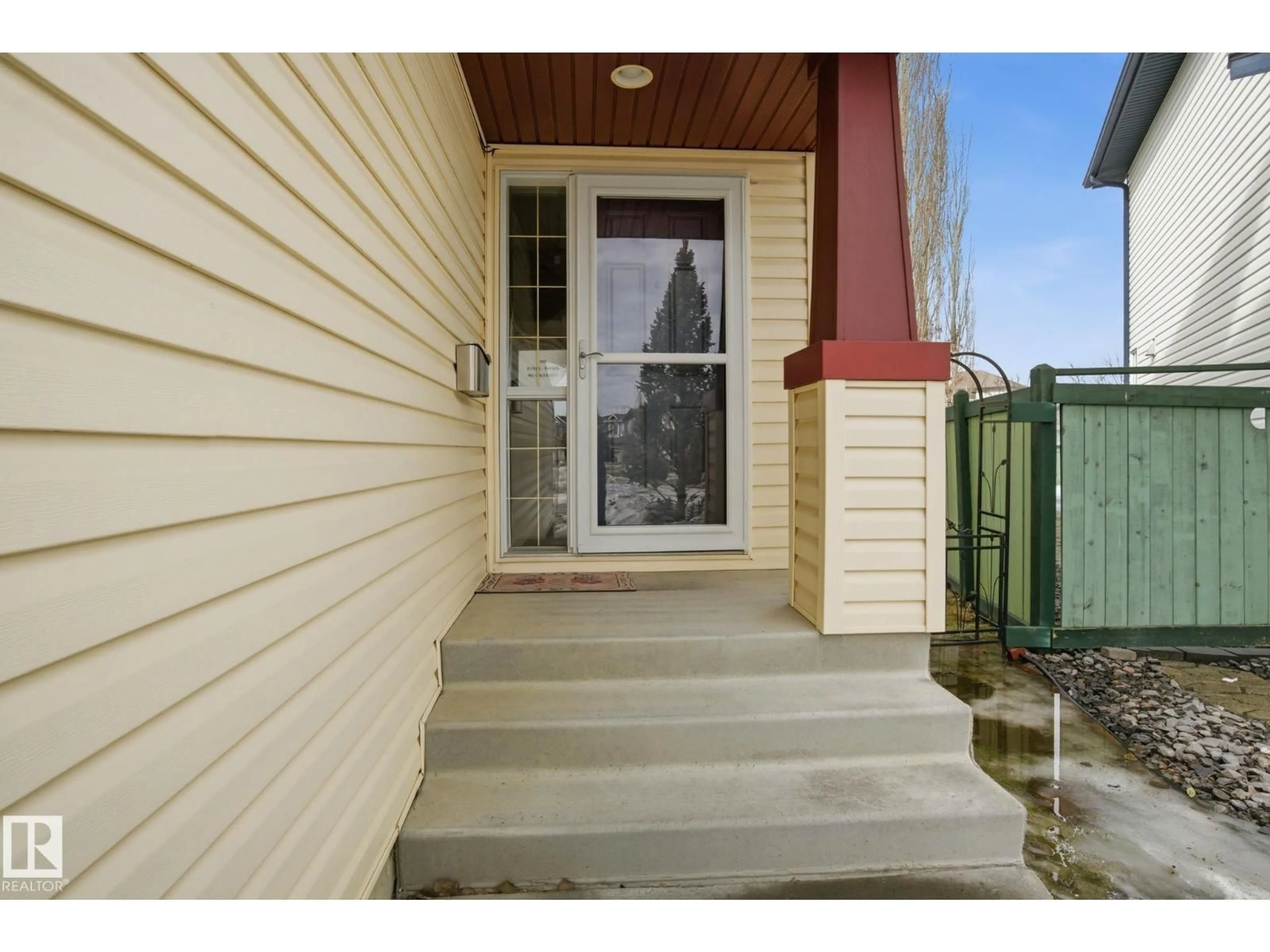 Unknown for 21039 92 AV, Edmonton Alberta T5T6X2