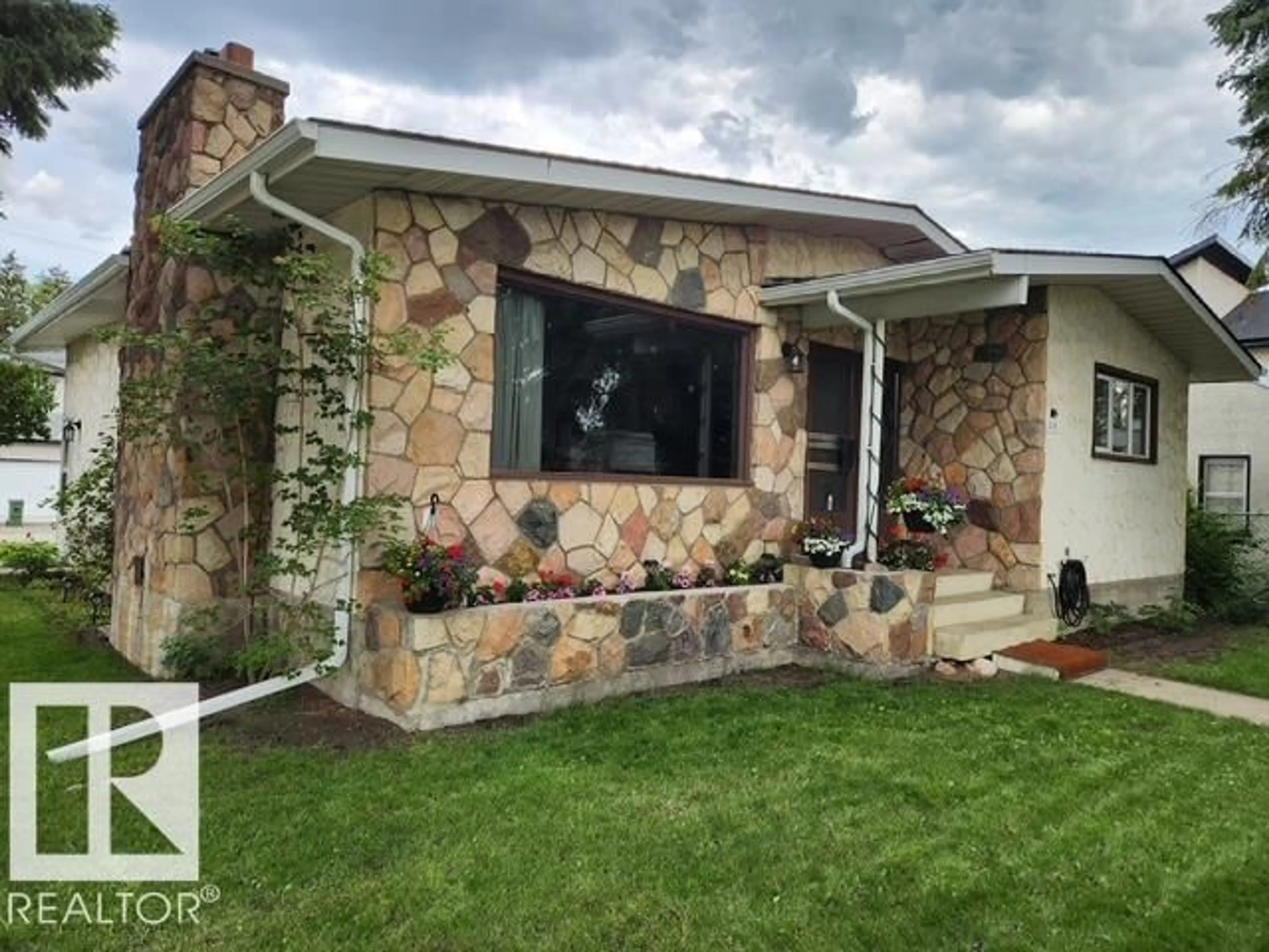 Home with vinyl exterior material, mountain view for 4248 114 AV, Edmonton Alberta T5W0T2