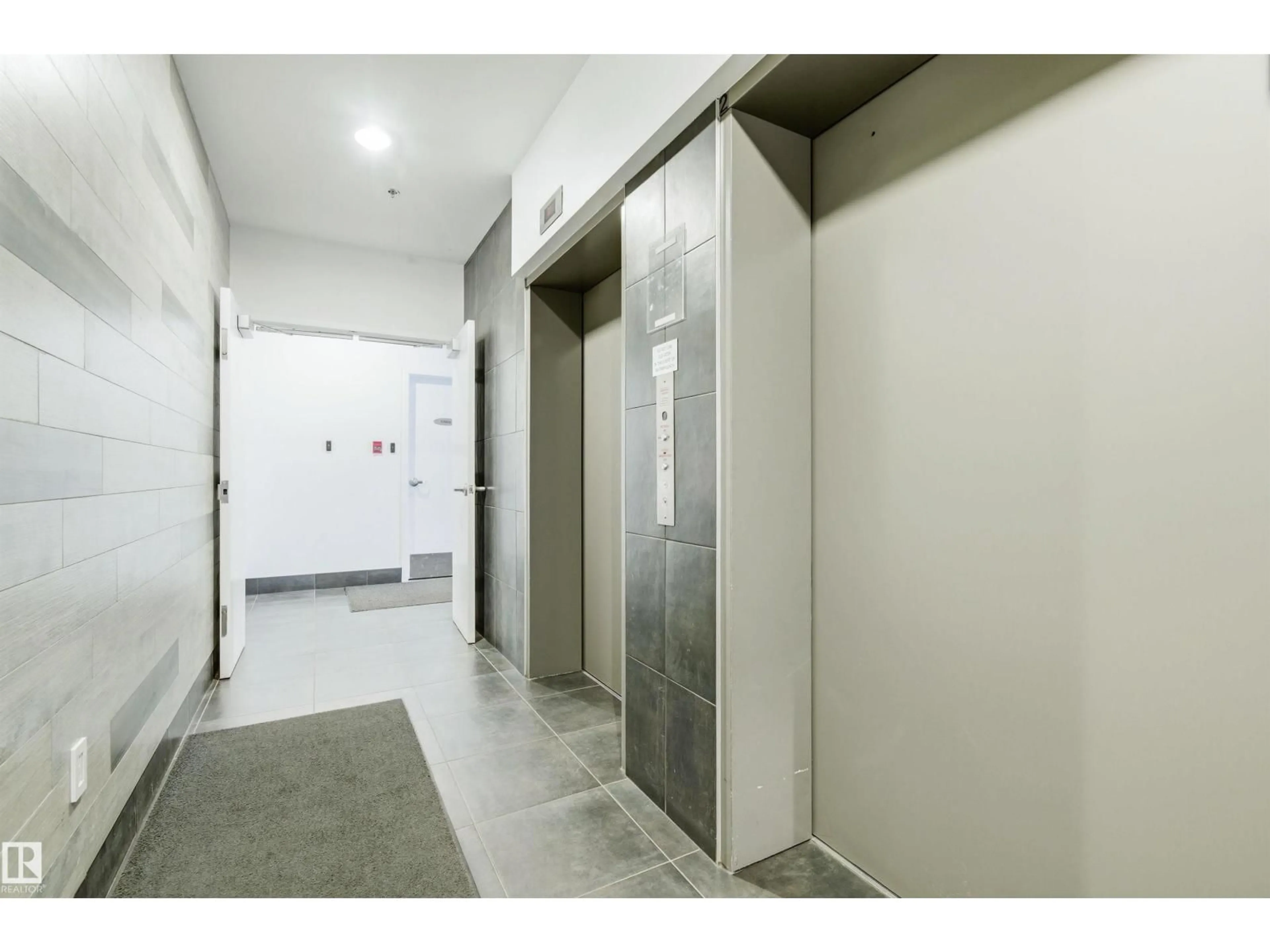 Indoor foyer for 601 - 10504 99 AV, Edmonton Alberta T5K1B2