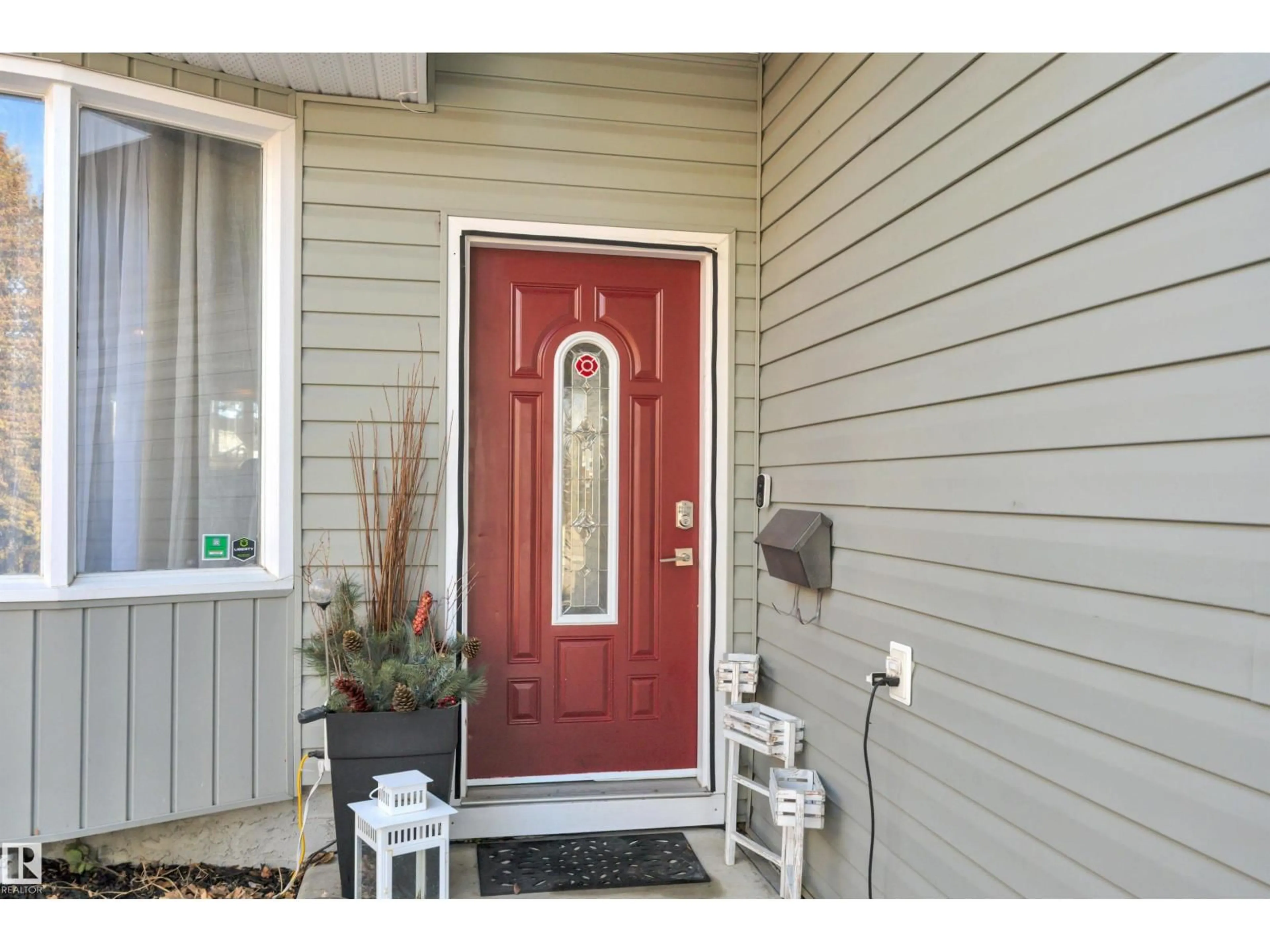 Indoor entryway for 8807 31 AV, Edmonton Alberta T6K3A7
